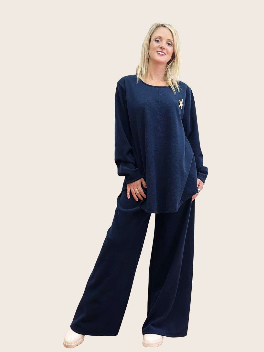 Σετ Παντελόνι και Μπλούζα μονόχρωμο με καρφίτσα Μπλε   Ιδανικό για μεγάλα νούμερα με άψογη εφαρμογή Το παντελόνι , άνετη εφαρμογή με λάστιχο στη μέση Oversized γραμμή σε απαλό σενίλ κοτλέ ύφασμα