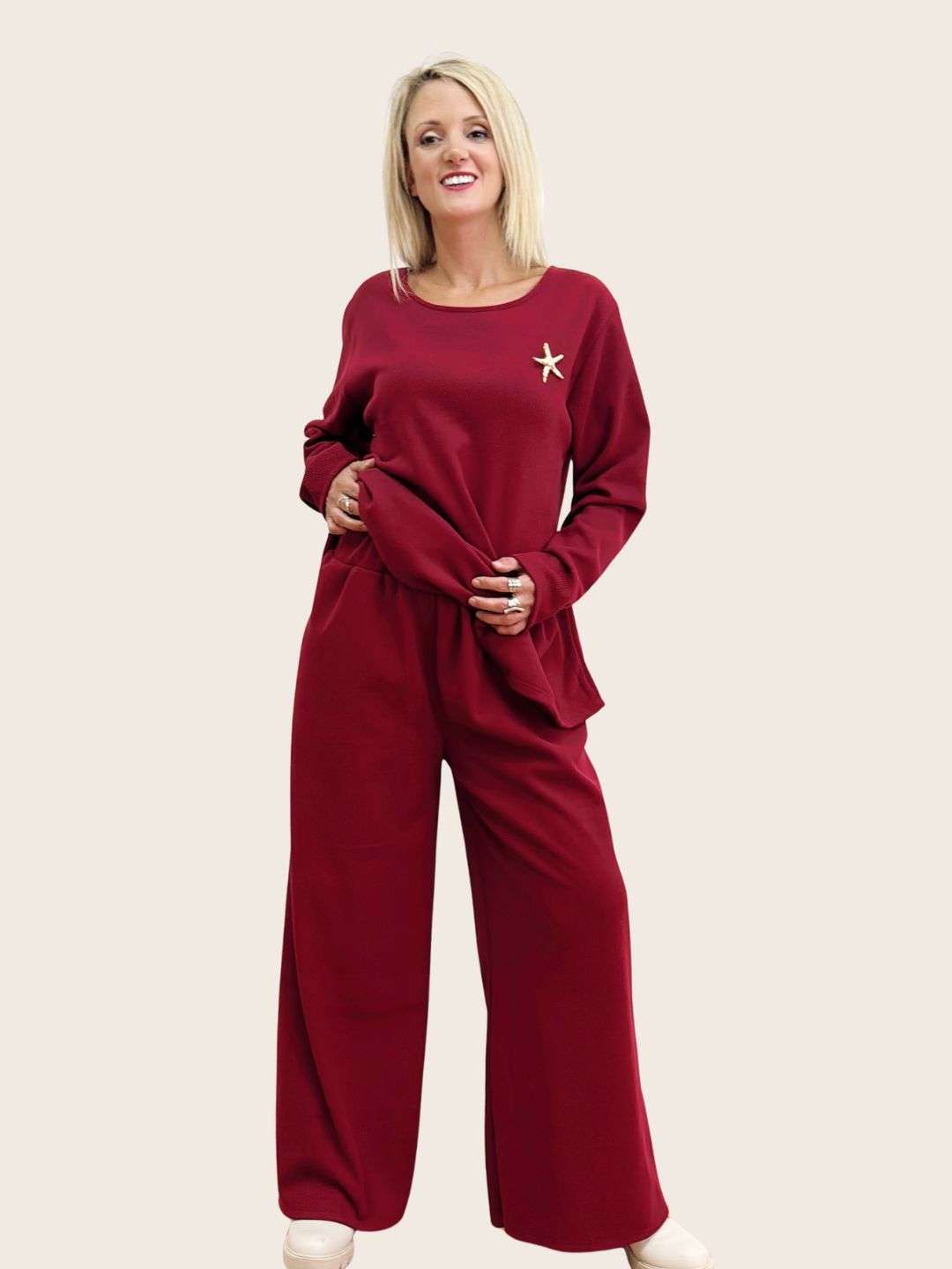 Σετ Παντελόνι και Μπλούζα μονόχρωμο με καρφίτσα μπορντο   Ιδανικό για μεγάλα νούμερα με άψογη εφαρμογή Το παντελόνι , άνετη εφαρμογή με λάστιχο στη μέση Oversized γραμμή σε απαλό σενίλ κοτλέ ύφασμα