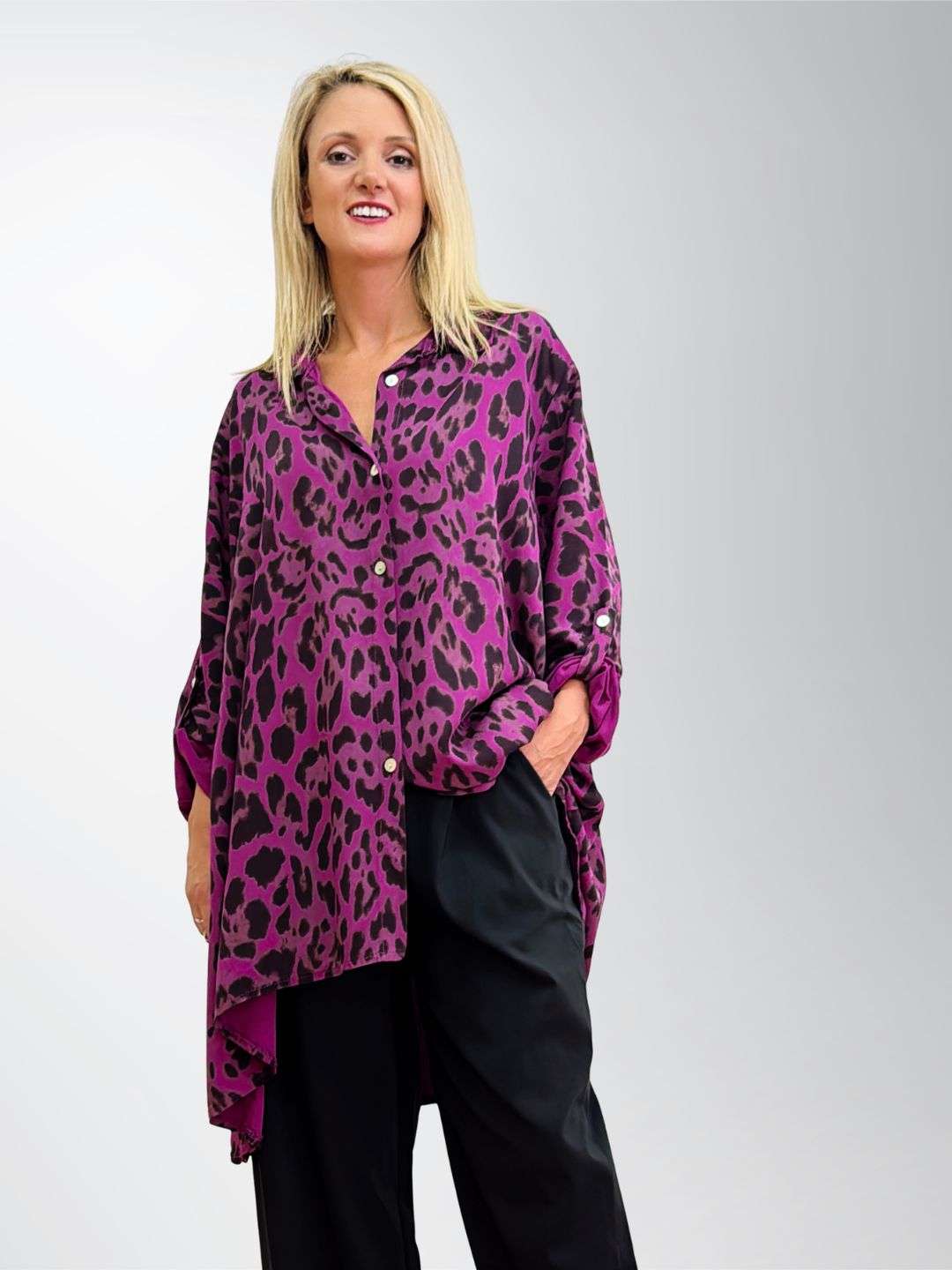 Μπορντό/Μαύρο Σετ Oversized Animal Πουκαμίσα και Παντελόνι Ιδανικό για μεγάλα νούμερα με άψογη εφαρμογή πίσω πιο μακρύ Το παντελόνι , άνετη εφαρμογή με λάστιχο στη μέση, κορδονάκι και τσέπες