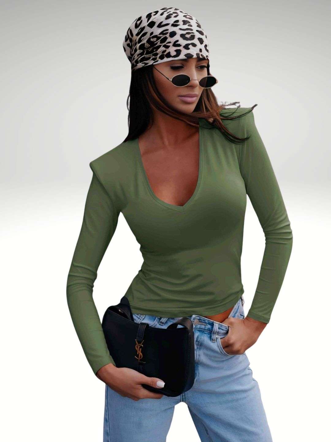 Ελαστικό κορμάκι σε λαδί χρώμα με διακριτικές βάτες στους ώμους για πιο structured σιλουέτα One size εφαρμογή, κατάλληλο για μεγέθη S έως L Μαλακό, εφαρμοστό ύφασμα που προσφέρει άνεση και σταθερή εφαρμογή