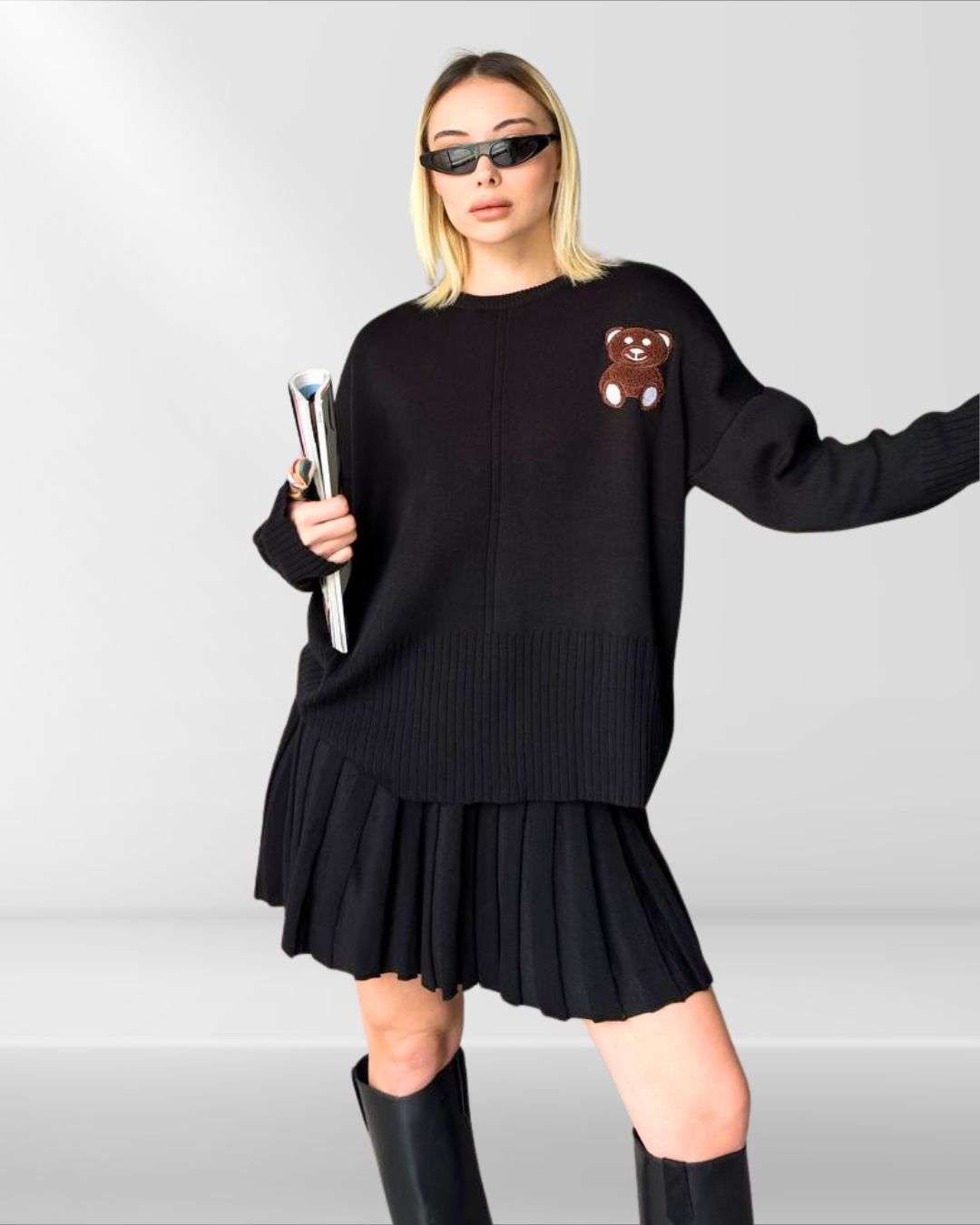 Πλεκτό Σετ φούστα Πουλόβερ - Μαύρο Σετ δύο τεμαχίων — πουλόβερ & μίνι πλισέ φούστα Καλύπτει μέση ως 100-105εκ Μήκος 40 εκ Πουλόβερ μακρύ μανίκι με Κεντημένο αρκουδάκι στο μπροστινό μέρος