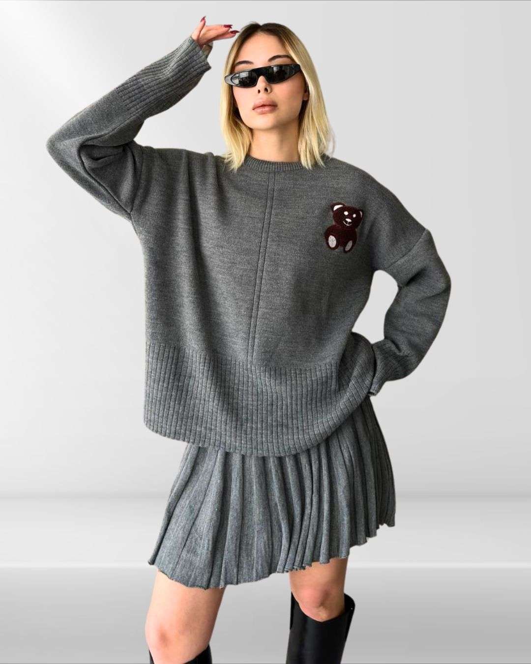 Πλεκτό Σετ φούστα Πουλόβερ - Γκρι Σετ δύο τεμαχίων — πουλόβερ & μίνι πλισέ φούστα Καλύπτει μέση ως 100-105εκ Μήκος 40 εκ Πουλόβερ μακρύ μανίκι με Κεντημένο αρκουδάκι στο μπροστινό μέρος