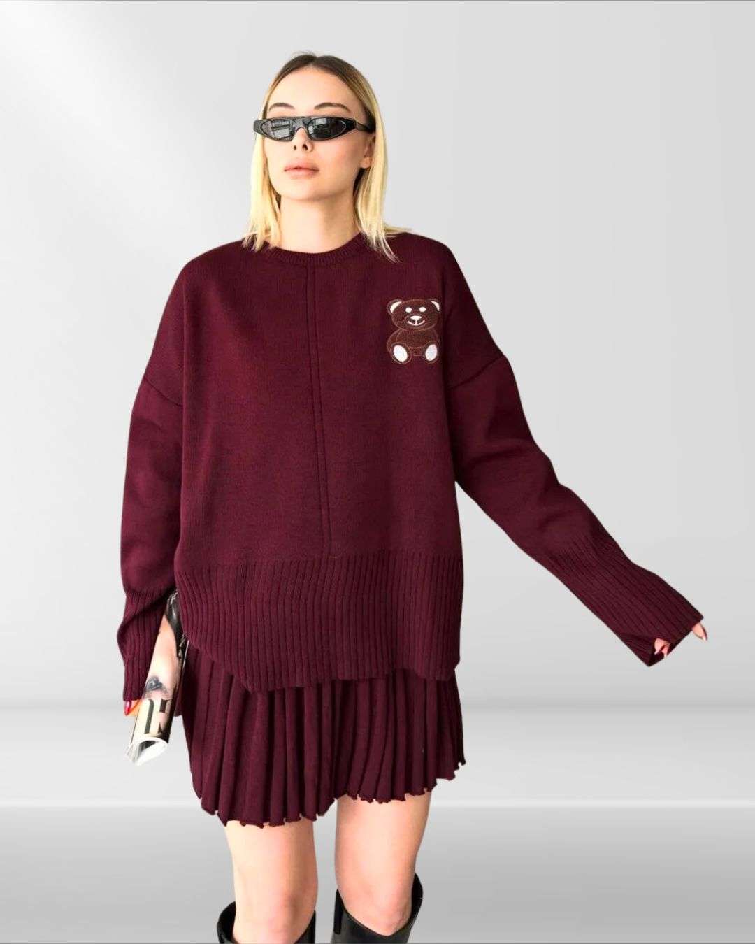Πλεκτό Σετ φούστα Πουλόβερ - Μπορντό Σετ δύο τεμαχίων — πουλόβερ & μίνι πλισέ φούστα Καλύπτει μέση ως 100-105εκ Μήκος 40 εκ Πουλόβερ μακρύ μανίκι με Κεντημένο αρκουδάκι στο μπροστινό μέρος