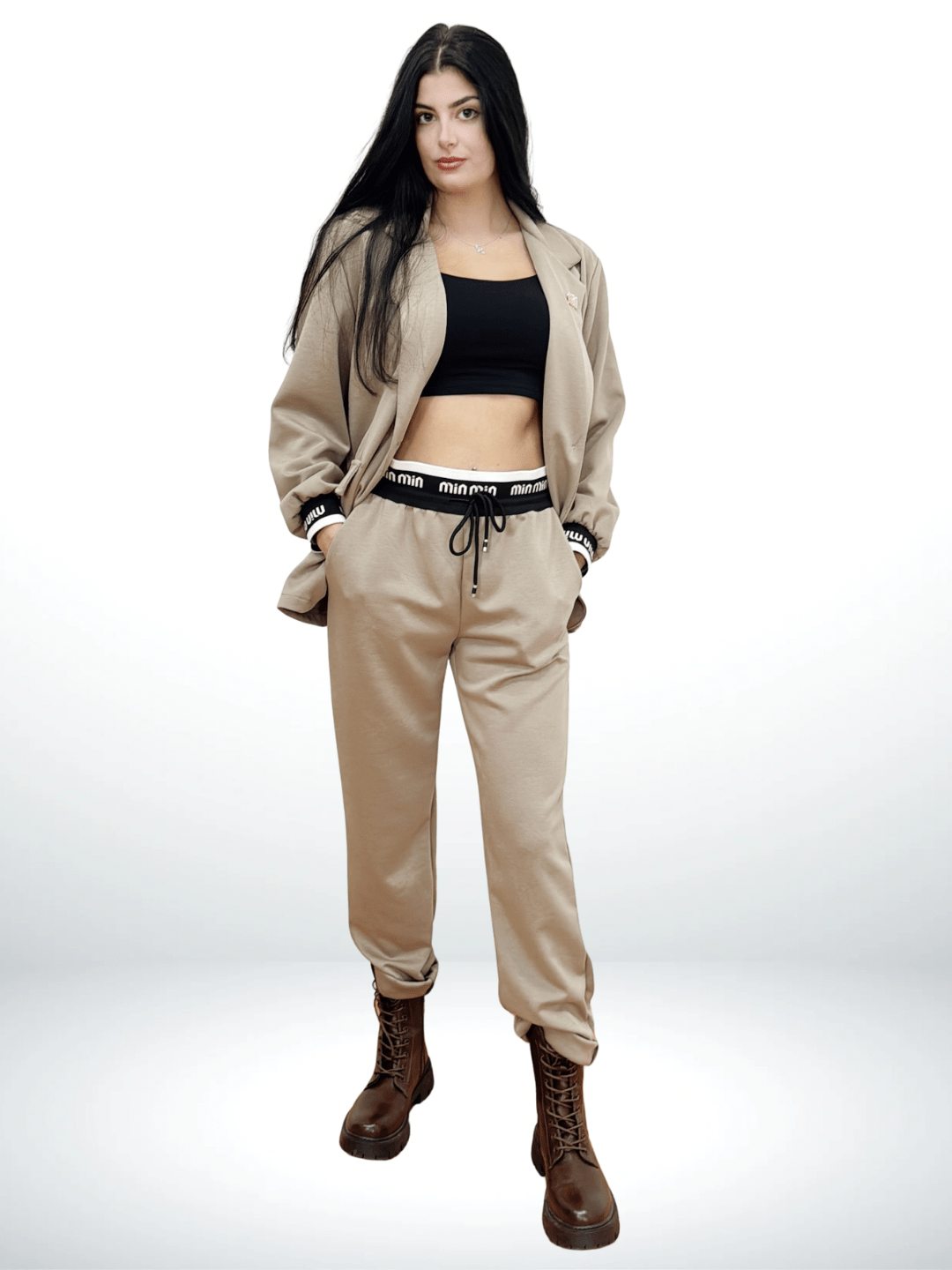 Γυναικείο σετ παντελόνι & σακάκι – κομψότητα με άνεση σε ένα κοστούμι Παντελόνι με μαύρο λάστιχο στη μέση, κορδόνι και πλαϊνές τσέπες. Σακάκι σε ίσια μακριά γραμμή, κουμπώνει με κουμπί..Made in Italy Σε χρώμα Μπεζ