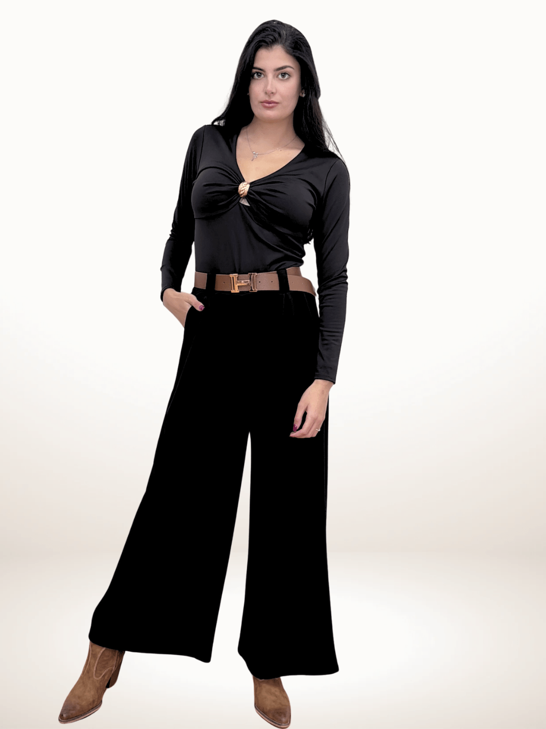 Γυναικείο Παντελόνι Φαρδιάς Γραμμής με Ζωνάκι Μαύρο Παντελόνα μακριά σε φαρδιά, κλασική γραμμή για κομψή εφαρμογή Καλύπτει μέση ως 125-130εκ και περιφέρεια ως 140-150 εκ Μήκος 102 εκ Πλαϊνές τσέπες και καφέ ζωνάκι δερματίνης για πρακτικότητα και στυλ Ύφασμα υψηλής ποιότητας, μαλακό και άνετο όλη μέρα