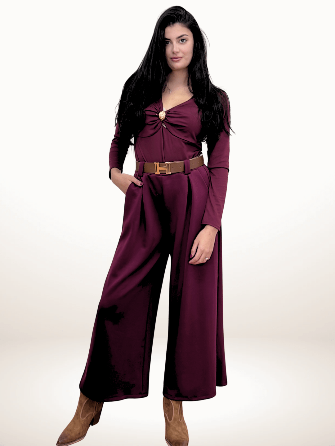 Γυναικείο Παντελόνι Φαρδιάς Γραμμής με Ζωνάκι Μπορντό Παντελόνα μακριά σε φαρδιά, κλασική γραμμή για κομψή εφαρμογή Καλύπτει μέση ως 125-130εκ και περιφέρεια ως 140-150 εκ Μήκος 102 εκ Πλαϊνές τσέπες και καφέ ζωνάκι δερματίνης για πρακτικότητα και στυλ