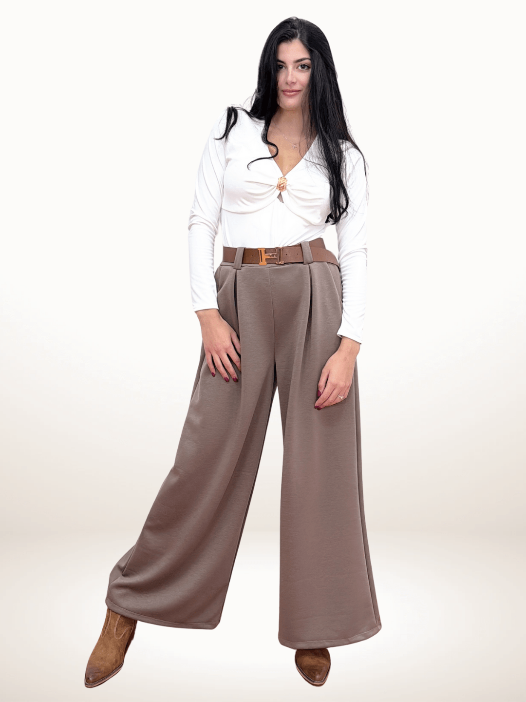 Γυναικείο Παντελόνι Φαρδιάς Γραμμής με Ζωνάκι Πούρου Παντελόνα μακριά σε φαρδιά, κλασική γραμμή για κομψή εφαρμογή Καλύπτει μέση ως 125-130εκ και περιφέρεια ως 140-150 εκ Μήκος 102 εκ Πλαϊνές τσέπες και καφέ ζωνάκι δερματίνης για πρακτικότητα και στυλ Ύφασμα υψηλής ποιότητας, μαλακό και άνετο όλη μέρα
