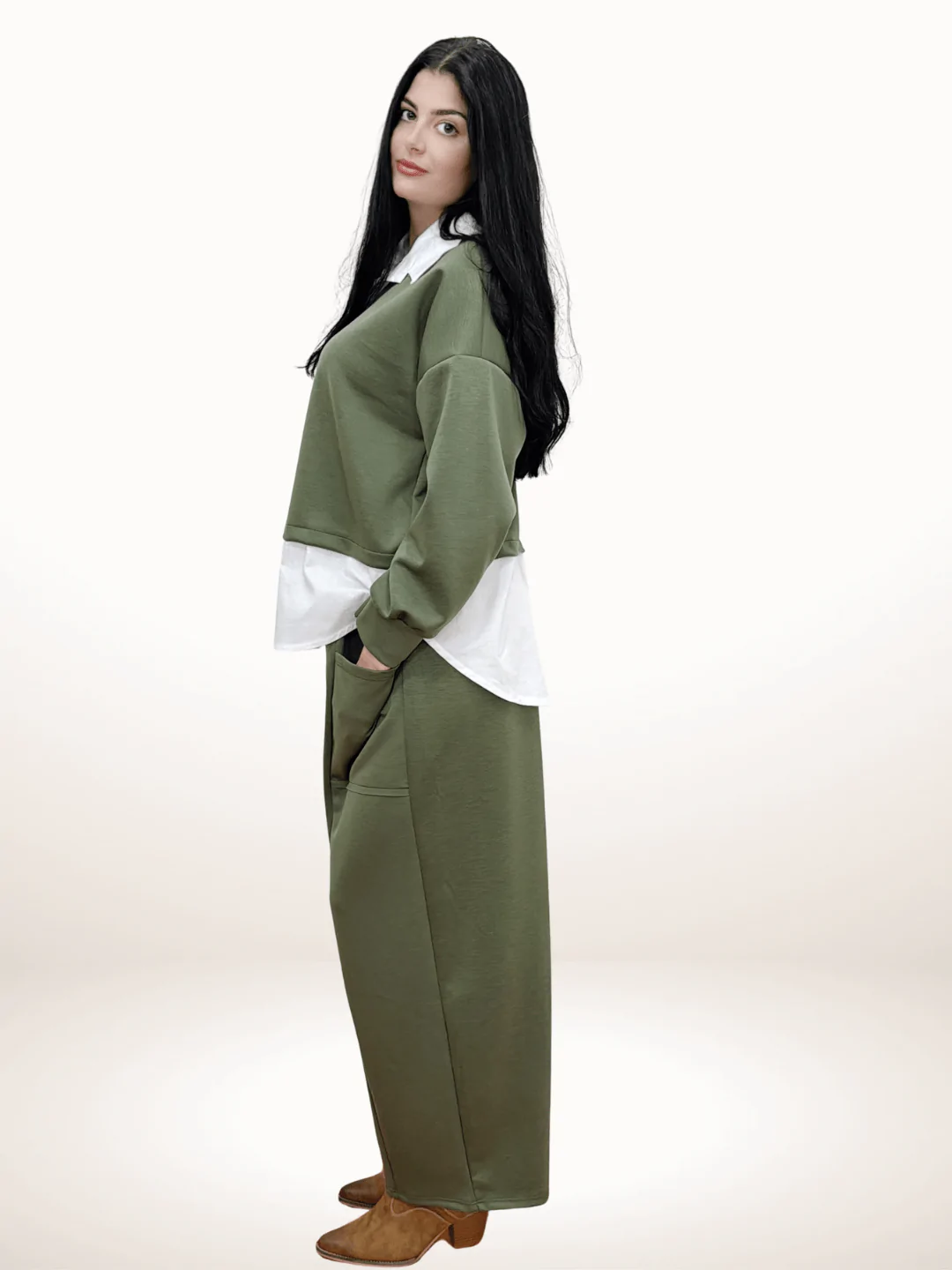 Γυναικείο Oversized Σετ Μπλουζοπουκάμισο με Παντελόνα Λαδί Παντελόνα σε φαρδιά γραμμή, με λάστιχο στη μέση και εξωτερικές τσέπες Καλύπτει μέση ως 120-125εκ και περιφέρεια ως 130-140 εκ Μήκος 103 εκ Μπλουζοπουκάμισο με εσωτερικό βαμβακερό λευκό πουκάμισο για layered look