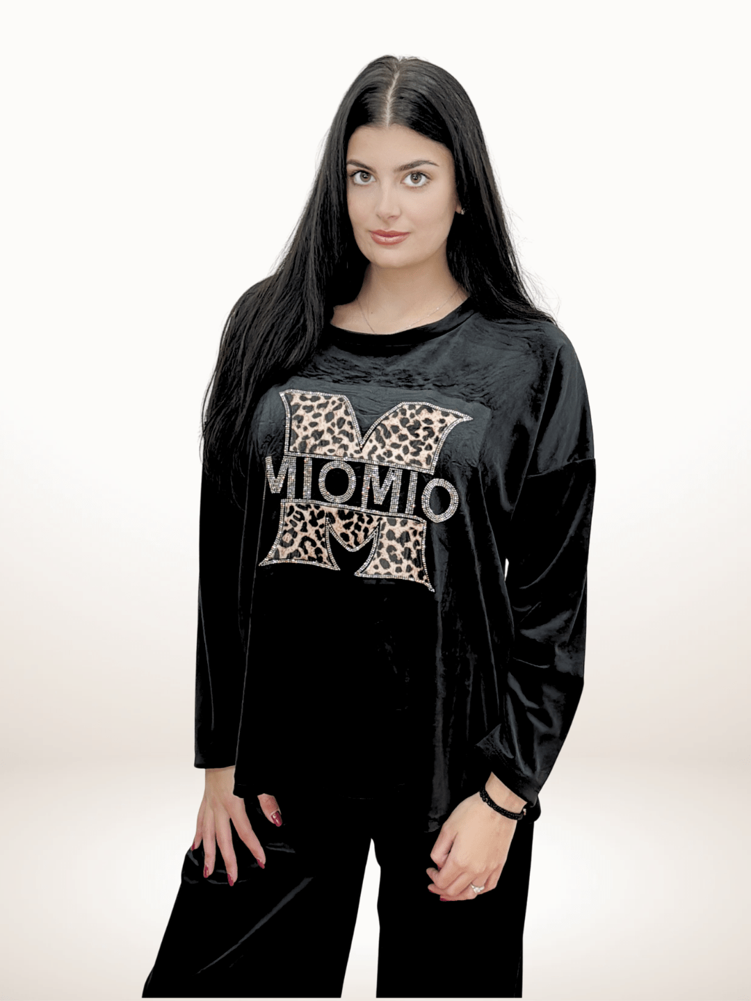 Βελουτέ Σετ Παντελόνι Μπλούζα με Κέντημα και Στρας Μαύρο Σετ δύο τεμαχίων: ίσιο παντελόνι με λάστιχο στη μέση & μακριά μπλούζα Παντελόνι με λάστιχο στη μέση σε ίσια, άνετη γραμμή για κομψό και ευκολοφόρετο look Καλύπτει μέση ως 135-140εκ και περιφέρεια ως 140-155 εκ Μήκος 103 εκ Μπλούζα με εντυπωσιακό κέντημα και στρας στο μπούστο