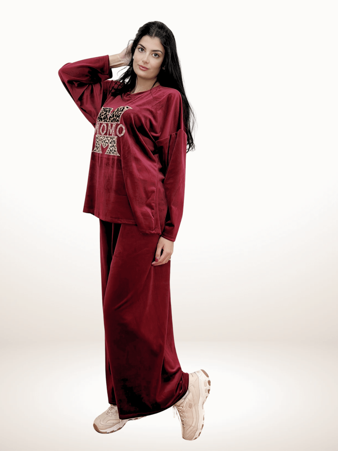 Βελουτέ Σετ Παντελόνι Μπλούζα με Κέντημα και Στρας Μπορτνό Σετ δύο τεμαχίων: ίσιο παντελόνι με λάστιχο στη μέση & μακριά μπλούζα Παντελόνι με λάστιχο στη μέση σε ίσια, άνετη γραμμή για κομψό και ευκολοφόρετο look Καλύπτει μέση ως 135-140εκ και περιφέρεια ως 140-155 εκ Μήκος 103 εκ Μπλούζα με εντυπωσιακό κέντημα και στρας στο μπούστο