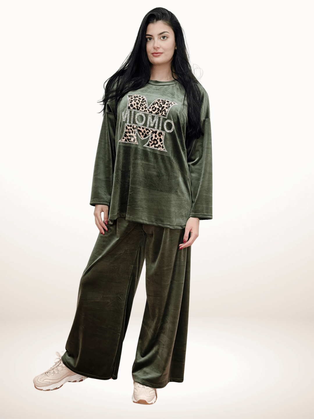 Βελουτέ Σετ Παντελόνι Μπλούζα με Κέντημα και Στρας Πράσινο Λαδί Σετ δύο τεμαχίων: ίσιο παντελόνι με λάστιχο στη μέση & μακριά μπλούζα Παντελόνι με λάστιχο στη μέση σε ίσια, άνετη γραμμή για κομψό και ευκολοφόρετο look Καλύπτει μέση ως 135-140εκ και περιφέρεια ως 140-155 εκ Μήκος 103 εκ Μπλούζα με εντυπωσιακό κέντημα και στρας στο μπούστο