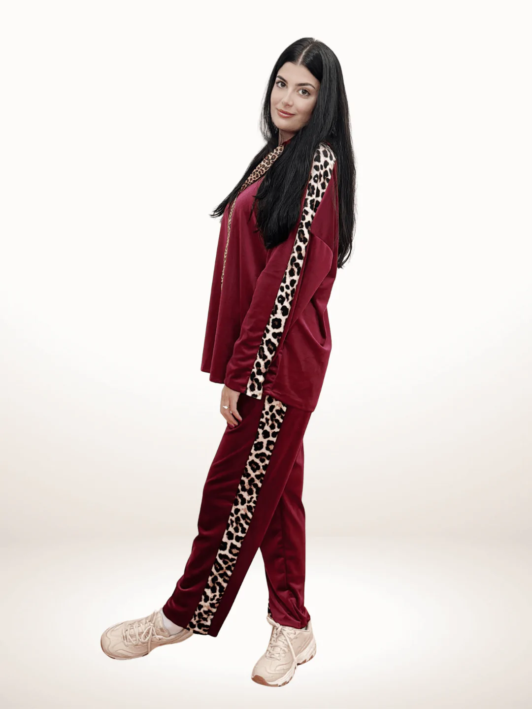 Βελούδινο Σετ με Κουκούλα και Πλαϊνά Σιρίτια Animal Print Μπορντό Βελούδινο σετ δύο τεμαχίων με άνετη εφαρμογή Παντελόνα σε ίσια γραμμή με πλαϊνά σιρίτια animal print και λάστιχο στη μέση Καλύπτει μέση ως 120-130εκ και περιφέρεια ως 130-140 εκ Μήκος 103 εκ Μπλούζα με κουκούλα, κορδονάκι και πλαϊνά σιρίτια σε animal print