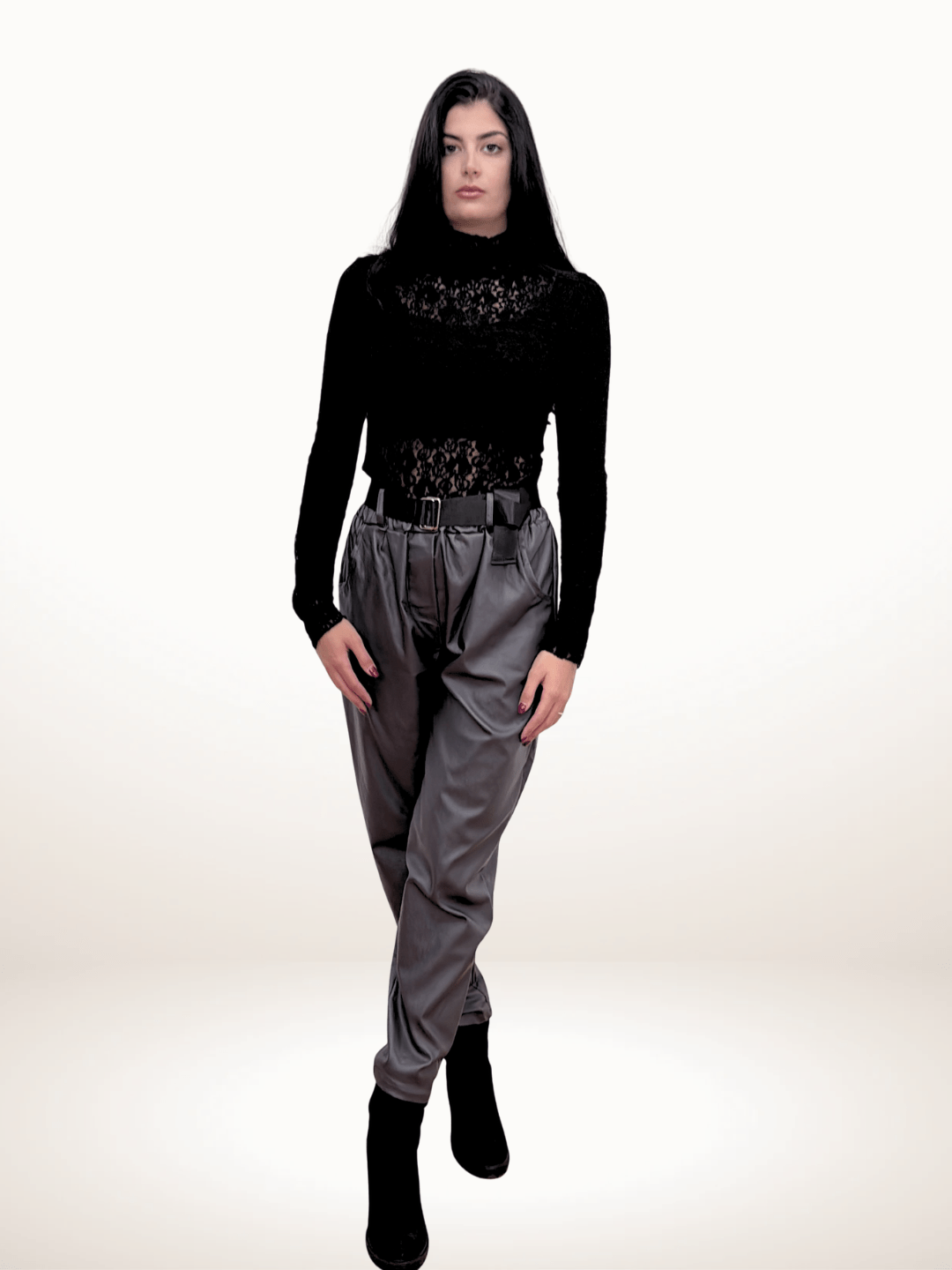 Παντελόνα σε Δερματίνη με ζώνη Γκρι Σκούρο Παντελόνι με ζώνη, πλαϊνές τσέπες, λάστιχο στη μέση για άνετη εφαρμογή. ONE SIZE  άνετη γραμμή, καλύπτει για M έως 2XL