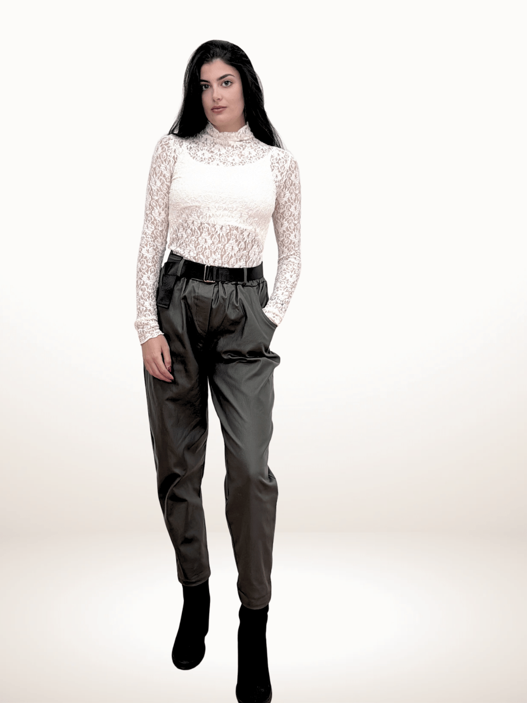 Παντελόνα σε Δερματίνη με ζώνη ΛΑΔΙ Παντελόνι με ζώνη, πλαϊνές τσέπες, λάστιχο στη μέση για άνετη εφαρμογή. ONE SIZE  άνετη γραμμή, καλύπτει για M έως 2XL