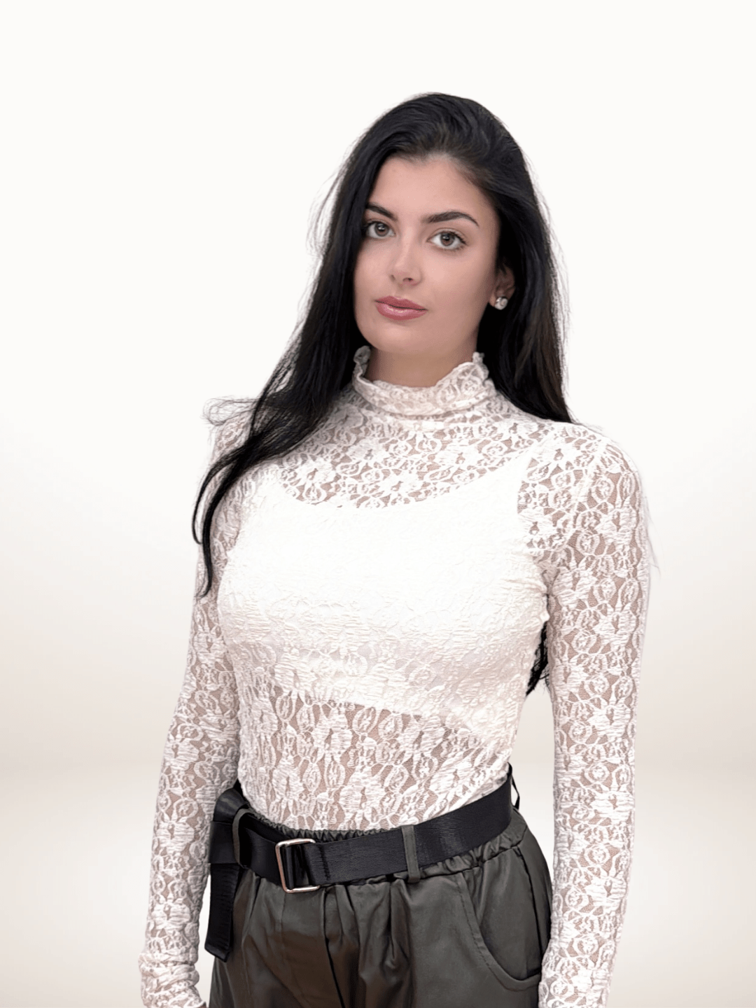 Θηλυκή μπλούζα από απαλή ελαστική δαντέλα Αγκαλιάζει το σώμα υπέροχα, αναδεικνύοντας τη σιλουέτα ONE SIZE  άνετη γραμμή, καλύπτει για S έως XL σε χρώμα λευκό