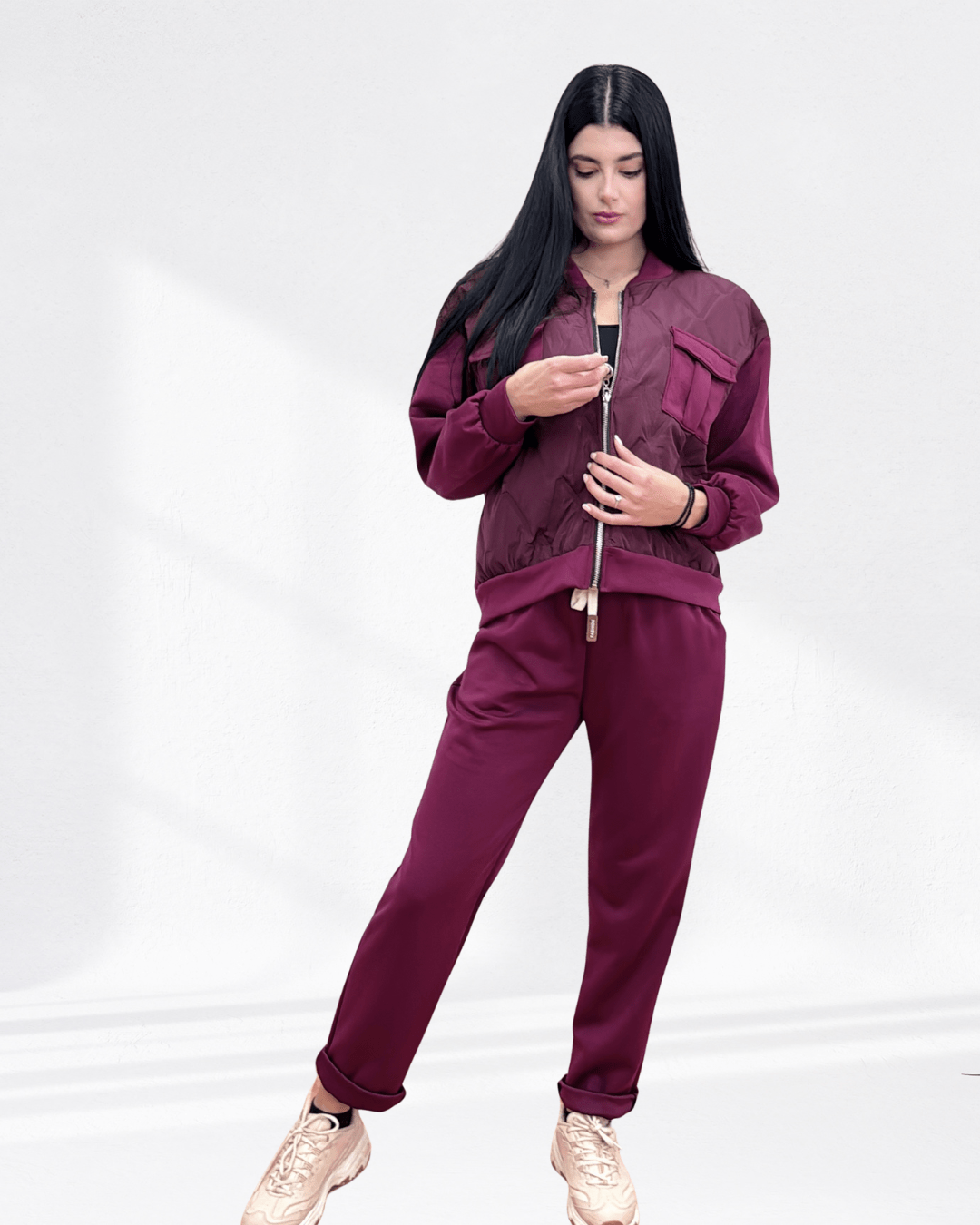 Σετ παντελόνι ζακέτα Καπιτονέ Μπορντό Παντελόνι σε ίσια γραμμή με λάστιχο στη μέση, κορδόνι και πρακτικές πλαϊνές τσέπες Καλύπτει μέση ως 115-120εκ και περιφέρεια ως 120-130 εκ . Ζακέτα καπιτονέ που κλείνει με φερμουάρ και εξωτερικές τσέπες