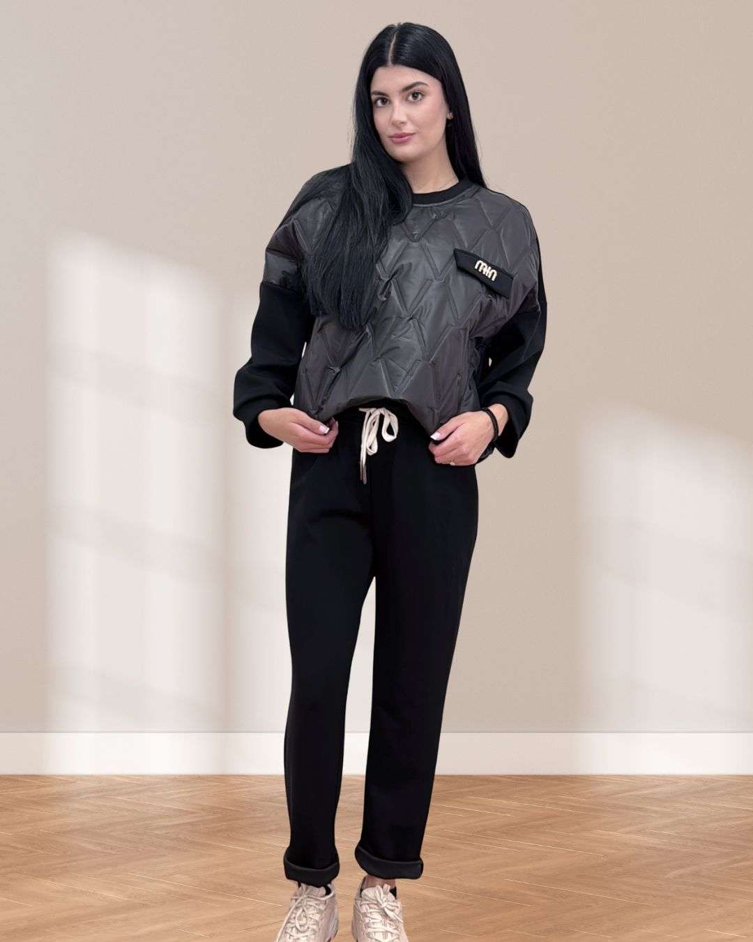 Σετ παντελόνι μπλούζα Καπιτονέ Μαύρο Παντελόνι σε ίσια γραμμή με λάστιχο στη μέση, κορδόνι και πρακτικές πλαϊνές τσέπες Καλύπτει μέση ως 115-120εκ και περιφέρεια ως 120-130 εκ . Μπλούζα καπιτονέ με τσέπη και καρφίτσα