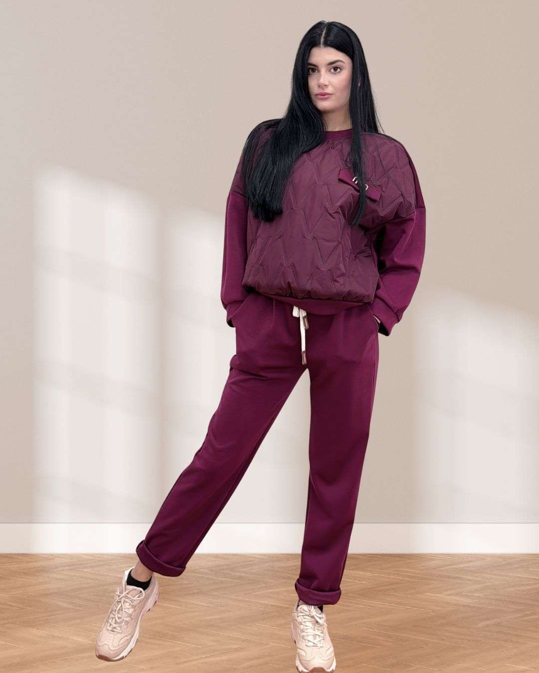 Σετ παντελόνι μπλούζα Καπιτονέ Μπορντό Παντελόνι σε ίσια γραμμή με λάστιχο στη μέση, κορδόνι και πρακτικές πλαϊνές τσέπες Καλύπτει μέση ως 115-120εκ και περιφέρεια ως 120-130 εκ . Μπλούζα καπιτονέ με τσέπη και καρφίτσα Καλύπτει στήθος μέχρι 120-125 εκ και έχει μήκος 60 εκ. από τον ώμο