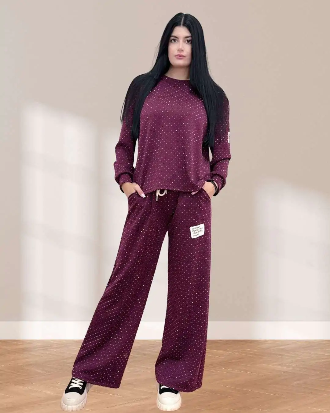 Γυναικείο σετ με στρας και Παντελόνα Μπορντό Κομψό σετ με μπλούζα με στρας και άνετη παντελόνα Παντελόνα με λάστιχο στη μέση, κορδόνι και τσέπες. Καλύπτει μέση ως 125-130εκ και περιφέρεια ως 120-140 εκ Μπλούζα με στρόγγυλη λαιμουδιά και μακρύ μανίκι