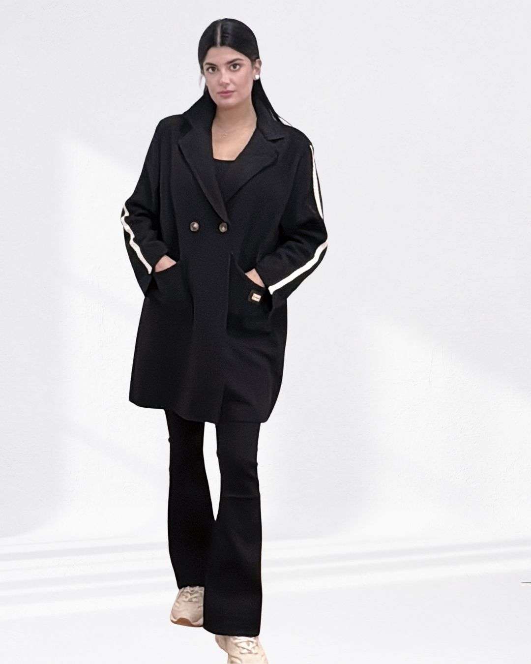 Μακρύ Παλτό Μπουκλέ Μαύρο Σχέδιο: Μακρύ παλτό σε υφή μπουκλέ με κομψό γιακά με πέτα Μανίκια: Μακριά, με σιρίτια για διακριτική λεπτομέρεια Κλείσιμο: Μπροστινό κουμπί για minimal και elegant αποτέλεσμα