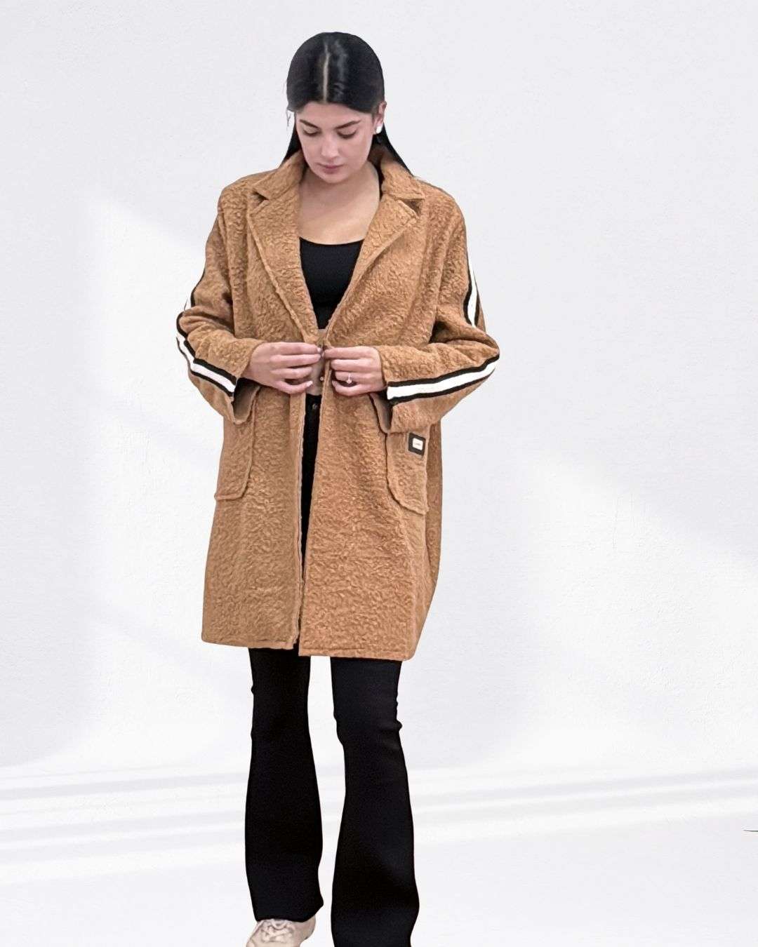 Μακρύ Παλτό Μπουκλέ Καμηλό Καφέ Σχέδιο: Μακρύ παλτό σε υφή μπουκλέ με κομψό γιακά με πέτα Μανίκια: Μακριά, με σιρίτια για διακριτική λεπτομέρεια Κλείσιμο: Μπροστινό κουμπί για minimal και elegant αποτέλεσμα