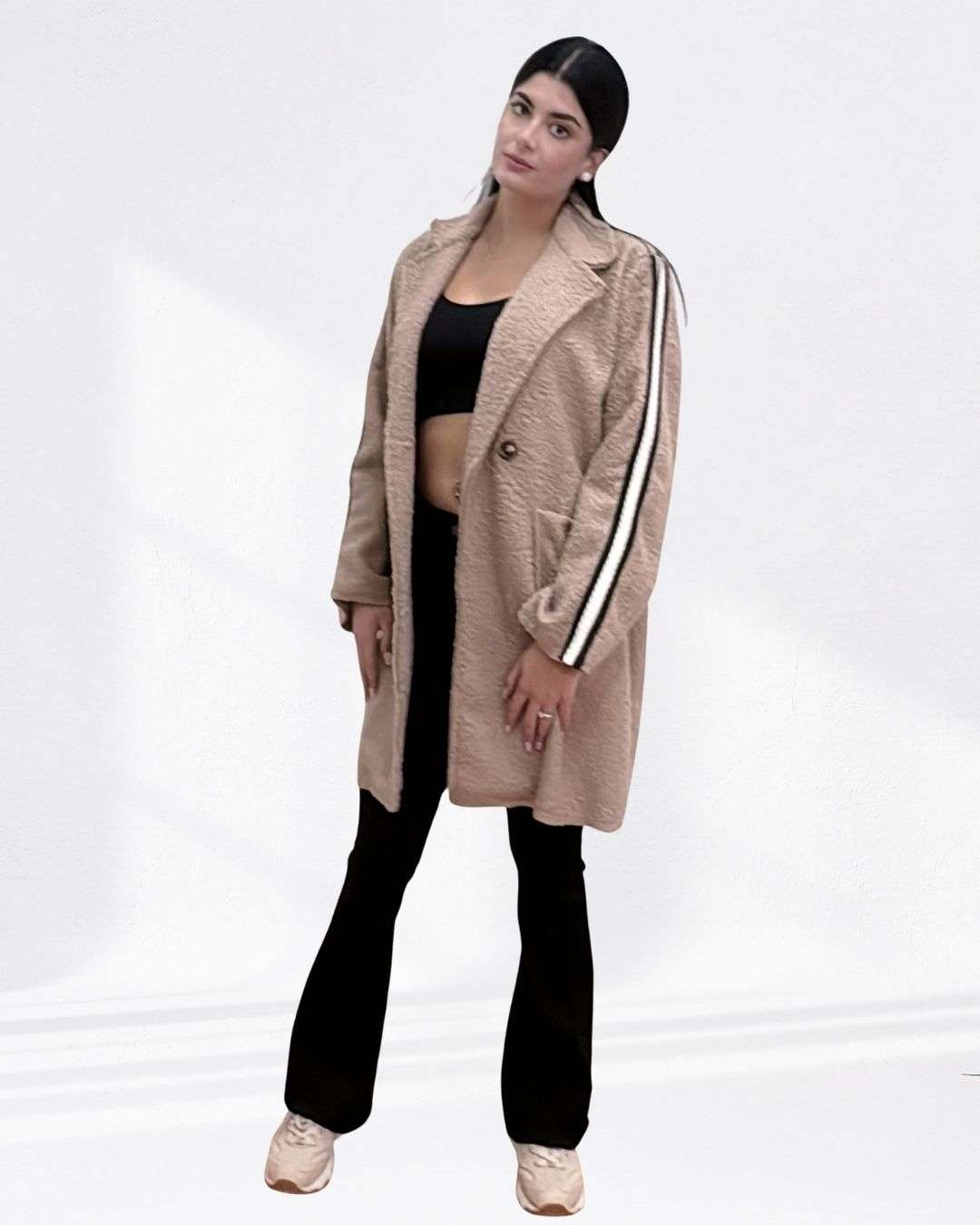 Μακρύ Παλτό Μπουκλέ Εκρού Σχέδιο: Μακρύ παλτό σε υφή μπουκλέ με κομψό γιακά με πέτα Μανίκια: Μακριά, με σιρίτια για διακριτική λεπτομέρεια Κλείσιμο: Μπροστινό κουμπί για minimal και elegant αποτέλεσμα Style LUL 251110 – ONE SIZE κατάλληλο για S έως 2XL