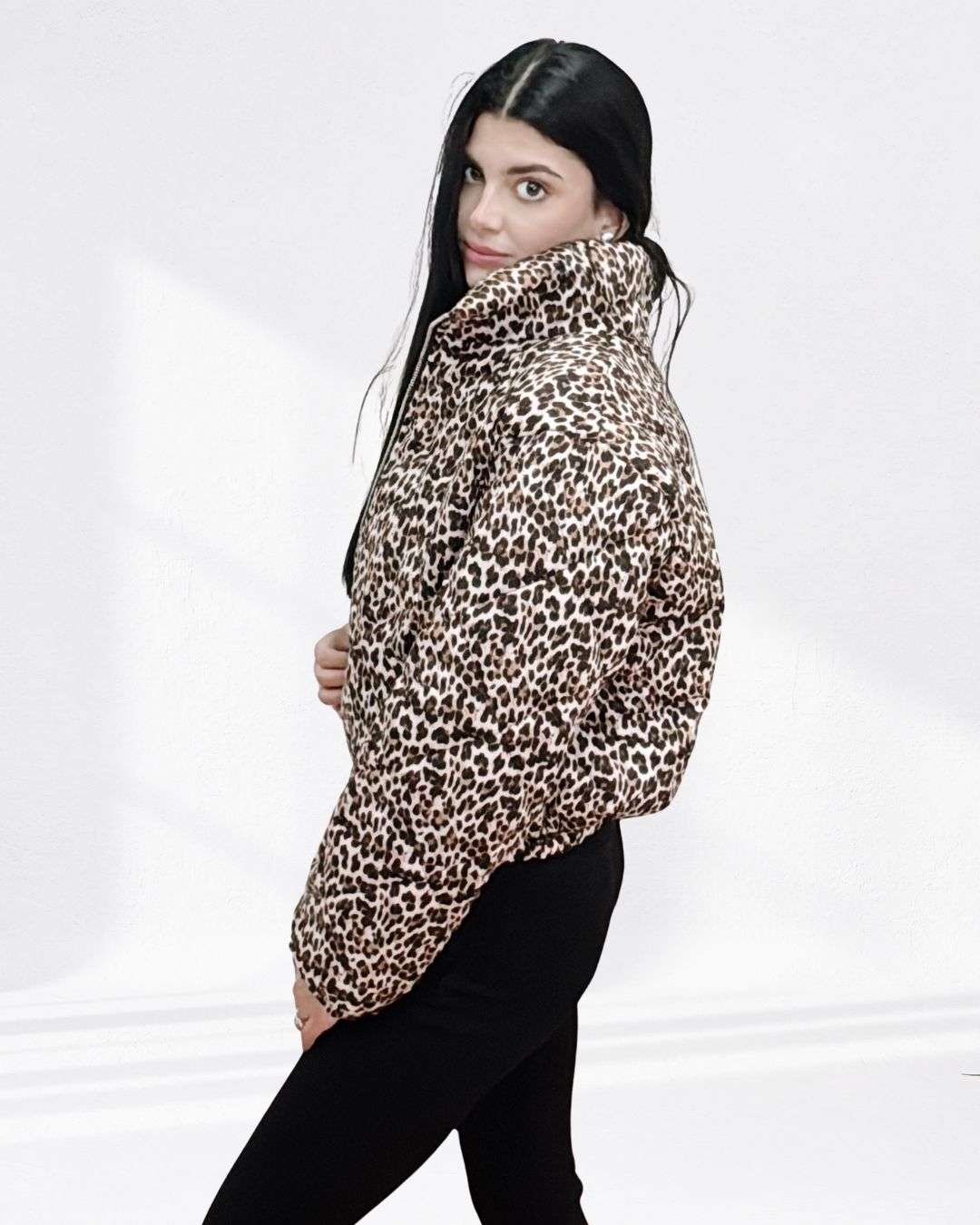 Μπουφάν κοντό Φουσκωτό Bomber animal print Κοντό γυναικείο μπουφάν Κουμπώνει με φερμουάρ και Διαθέτει πρακτικές πλαϊνές τσέπες Καλύπτει στήθος μέχρι 115-120 εκ και έχει μήκος 53 εκ. από τον ώμο ONE SIZE style LUL 251115 ( Κατάλληλο για  S ως L ) Made in Italy