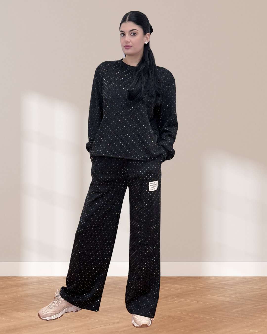 Γυναικείο σετ με στρας και Παντελόνα Μαύρο Κομψό σετ με μπλούζα με στρας και άνετη παντελόνα Παντελόνα με λάστιχο στη μέση, κορδόνι και τσέπες. Καλύπτει μέση ως 125-130εκ και περιφέρεια ως 120-140 εκ Μπλούζα με στρόγγυλη λαιμουδιά και μακρύ μανίκι