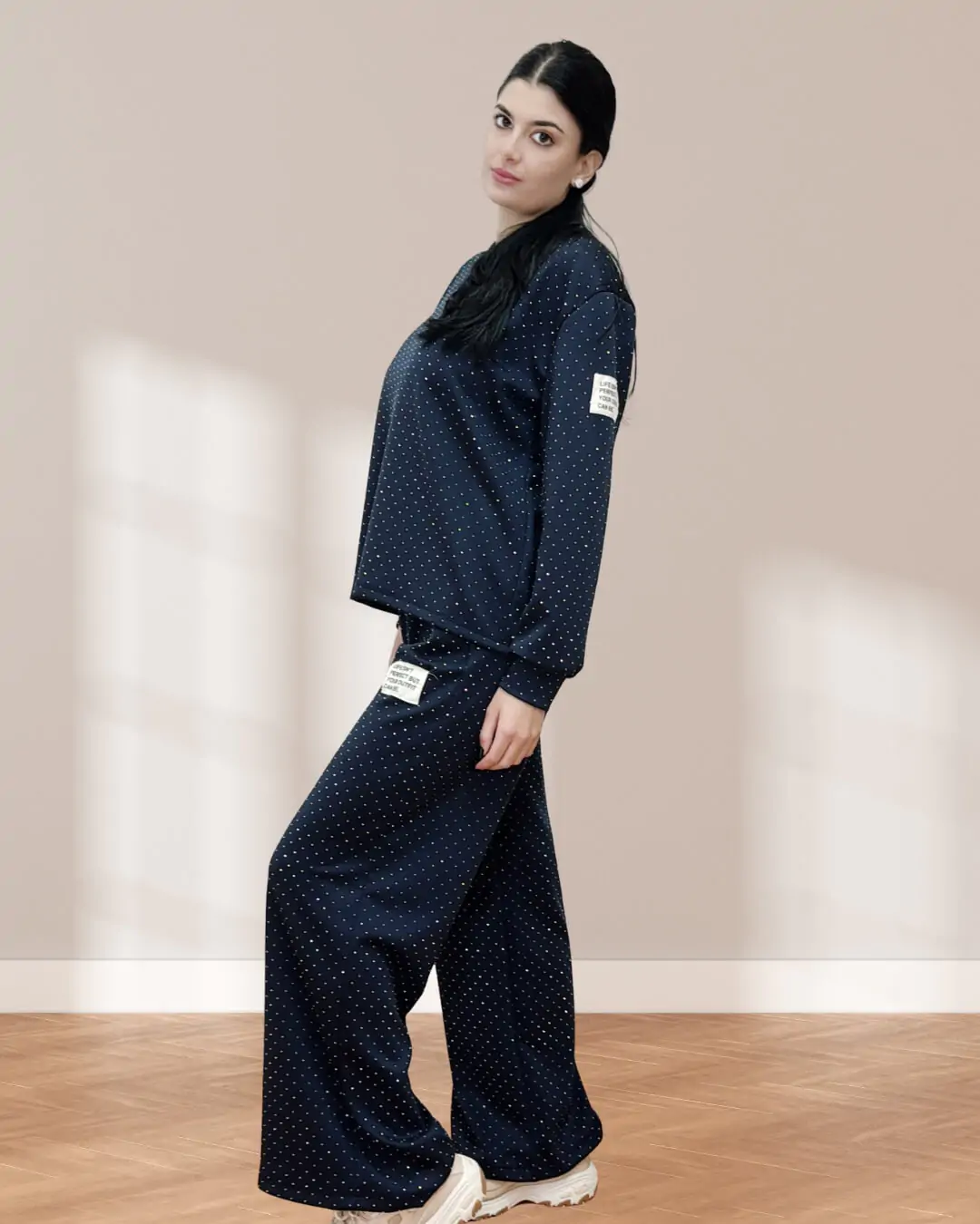 Γυναικείο σετ με στρας και Παντελόνα Σκ.Μπλε Κομψό σετ με μπλούζα με στρας και άνετη παντελόνα Παντελόνα με λάστιχο στη μέση, κορδόνι και τσέπες. Καλύπτει μέση ως 125-130εκ και περιφέρεια ως 120-140 εκ Μπλούζα με στρόγγυλη λαιμουδιά και μακρύ μανίκι