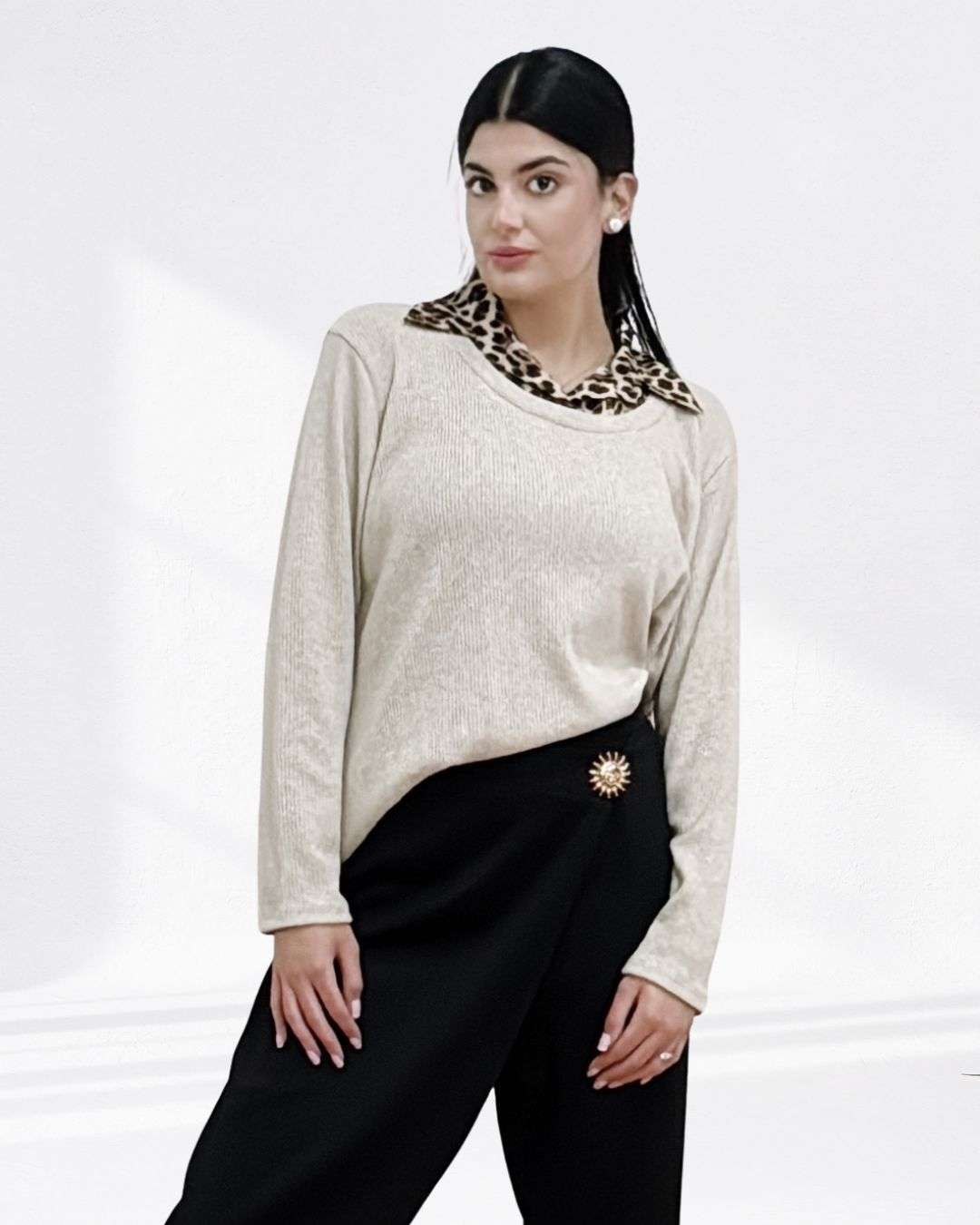 Πλεκτή Oversized μπλούζα σε μπεζ απόχρωση με λεπτομέρειες lurex για διακριτική λάμψη Rib ύφανση που αγκαλιάζει απαλά το σώμα και αναδεικνύει τη σιλουέτα Γιακάς σε animal print για μοντέρνα και ιδιαίτερη αντίθεση Άλφα γραμμή ελαφρώς σε Απαλό, ελαστικό ύφασμα