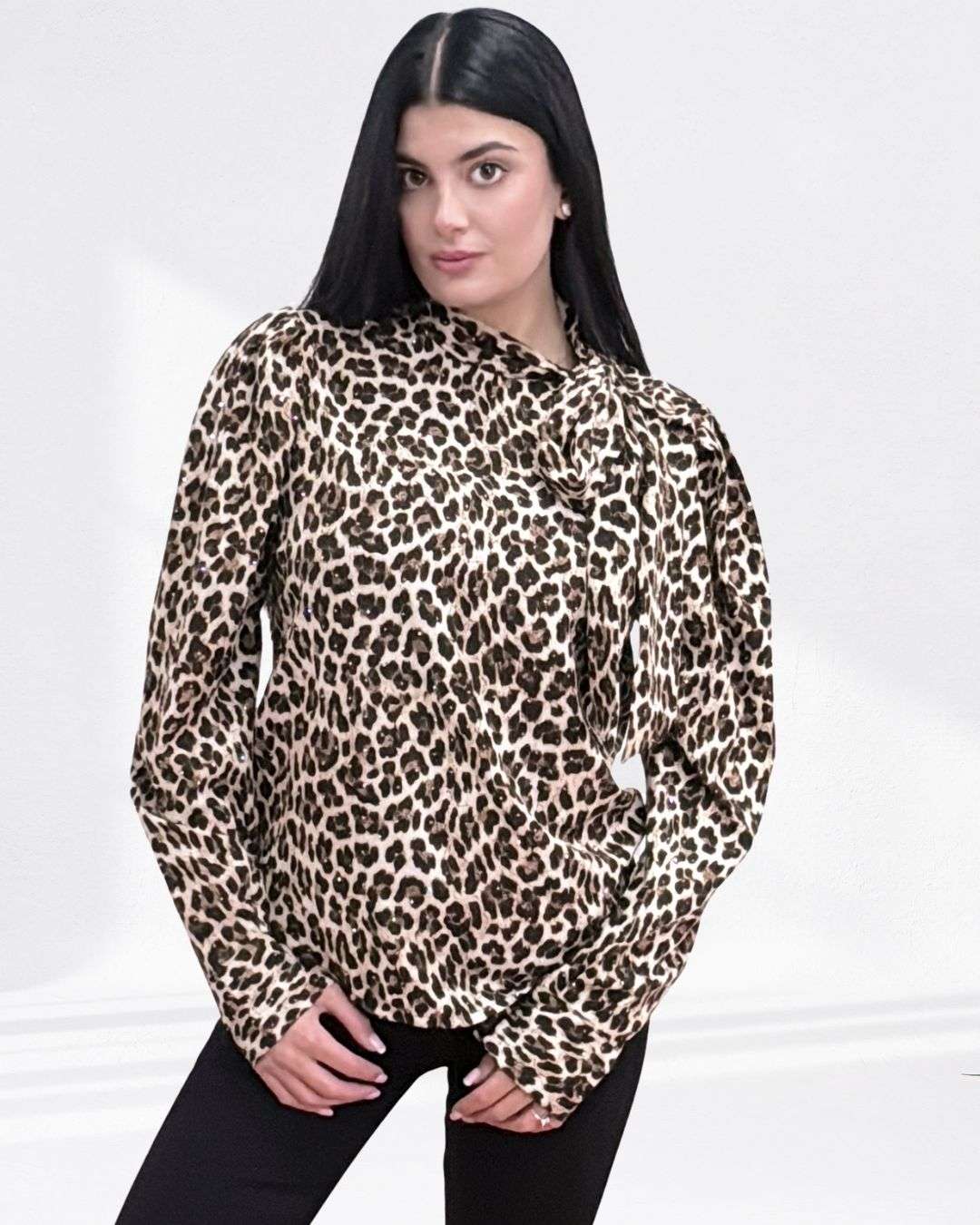 Μπλούζα animal print με strass Εντυπωσιακό animal print σχέδιο που αποπνέει δυναμισμό Στρογγυλή λαιμόκοψη με φιόγκο για θηλυκή πινελιά Ελαφρώς φουσκωτά μανίκια που χαρίζουν θηλυκό όγκο Ανάλαφρη εφαρμογή, άνετη και κομψή