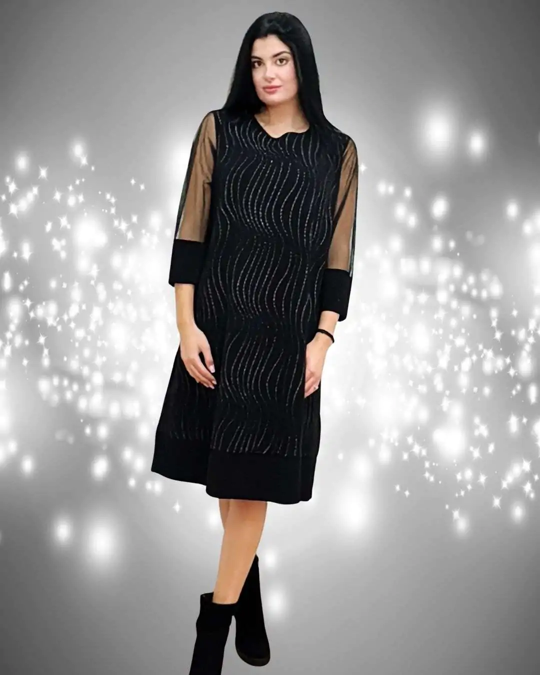 Θηλυκό φόρεμα με διαφάνεια και strass Oversized Θηλυκό σχέδιο με εντυπωσιακή διαφάνεια Διακοσμημένο με λαμπερά strass για glamorous διάθεση Oversized Άλφα γραμμή που προσφέρει άνεση και μοντέρνα σιλουέτα