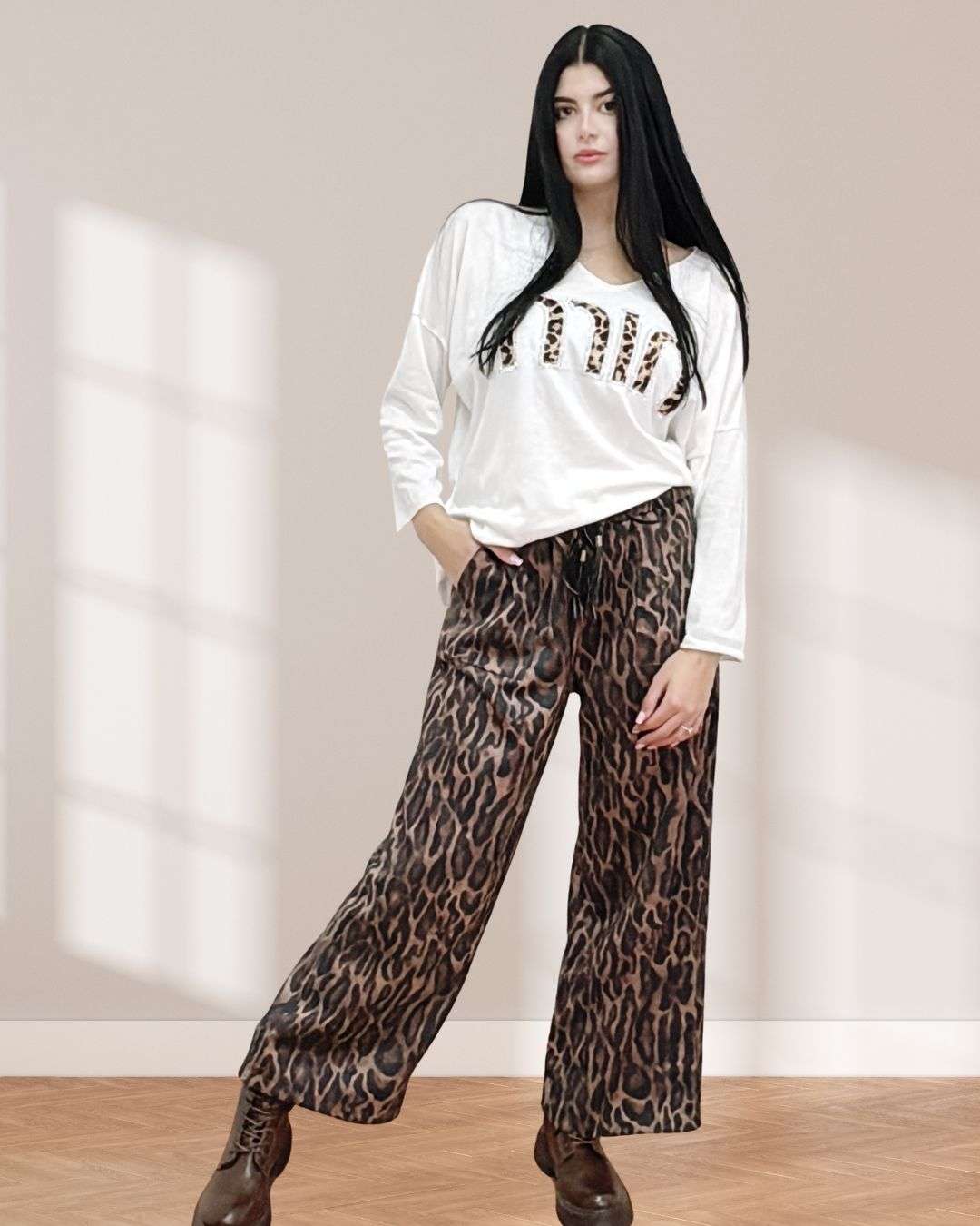 Casual Σετ Παντελόνα Animal Print με Εκρού Μπλούζα Casual σετ Μαλακή μούτον παντελόνα σε animal print και εκρού μπλούζα σε άνετη γραμμή. Η παντελόνα προσφέρει cozy αίσθηση και chic εμφάνιση, ενώ η μπλούζα ισορροπεί το σύνολο με καθαρή, minimal διάθεση. Διαθέτει λάστιχο και ζωνάκι στη μέση για να τονίζει τη σιλουέτα και εξωτερικές τσέπες Ιδανικό για καθημερινές εμφανίσεις με στυλ, χωρίς καμία προσπάθεια.
