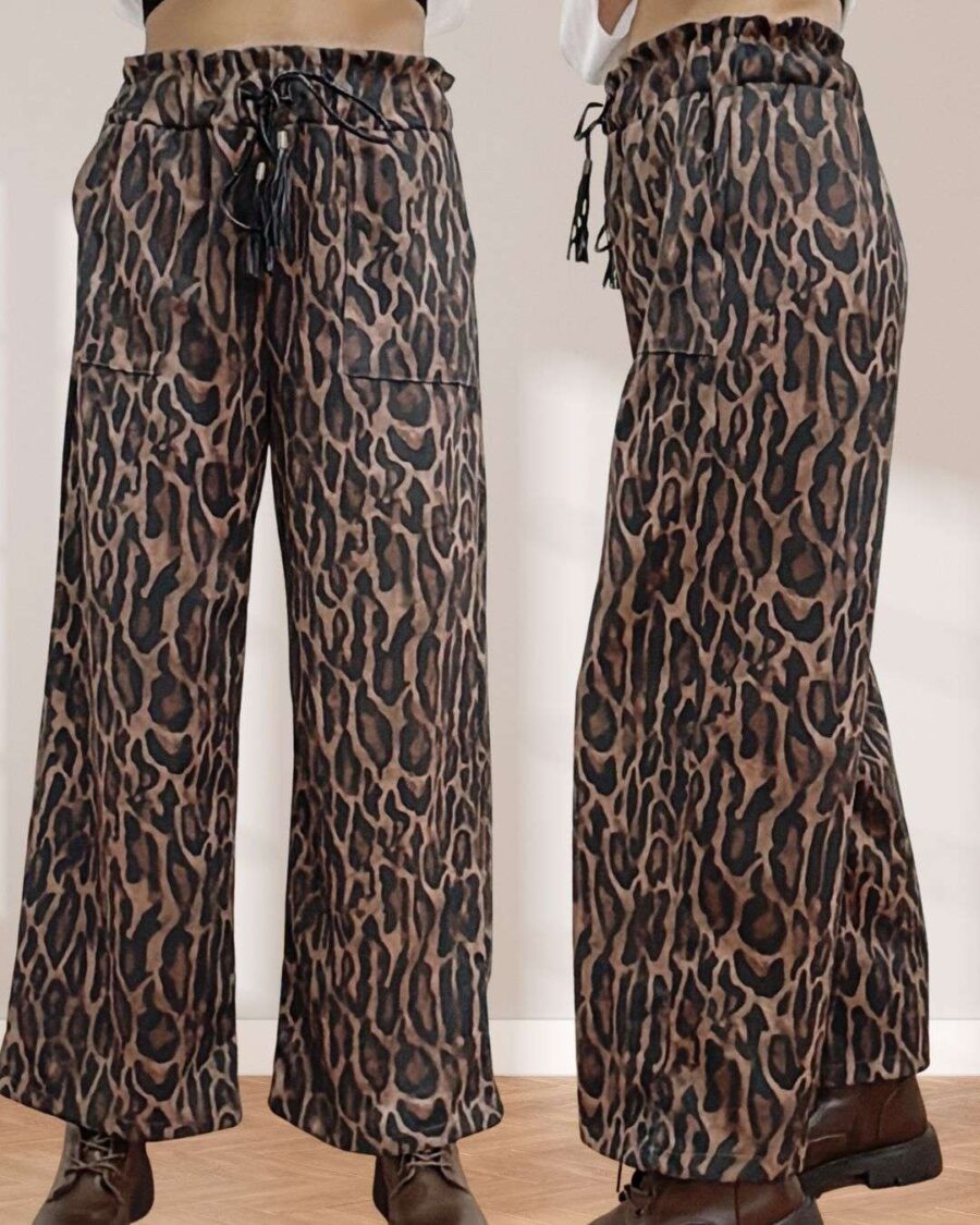 Casual Σετ Παντελόνα Animal Print με Εκρού Μπλούζα Casual σετ Μαλακή μούτον παντελόνα σε animal print και εκρού μπλούζα σε άνετη γραμμή. Η παντελόνα προσφέρει cozy αίσθηση και chic εμφάνιση, ενώ η μπλούζα ισορροπεί το σύνολο με καθαρή, minimal διάθεση. Διαθέτει λάστιχο και ζωνάκι στη μέση για να τονίζει τη σιλουέτα και εξωτερικές τσέπες Ιδανικό για καθημερινές εμφανίσεις με στυλ, χωρίς καμία προσπάθεια.