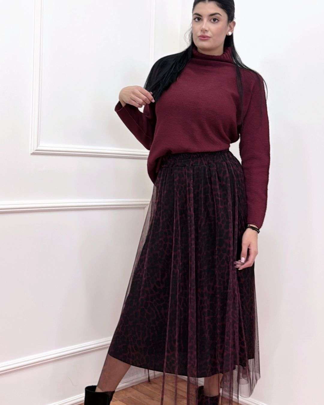 Σετ Φούστα Τούλι Animal Print με Απαλό Πουλόβερ Μπορντό Maxi φούστα από τούλι με εντυπωσιακό animal print Μήκος 90εκ Με εσωτερική φόδρα για άνεση και κάλυψη Λάστιχο στη μέση για τέλεια εφαρμογή Καλύπτει μέση 120εκ Απαλό μονόχρωμο πουλόβερ σε Μπορντό απόχρωση ( viscose/poliamide)