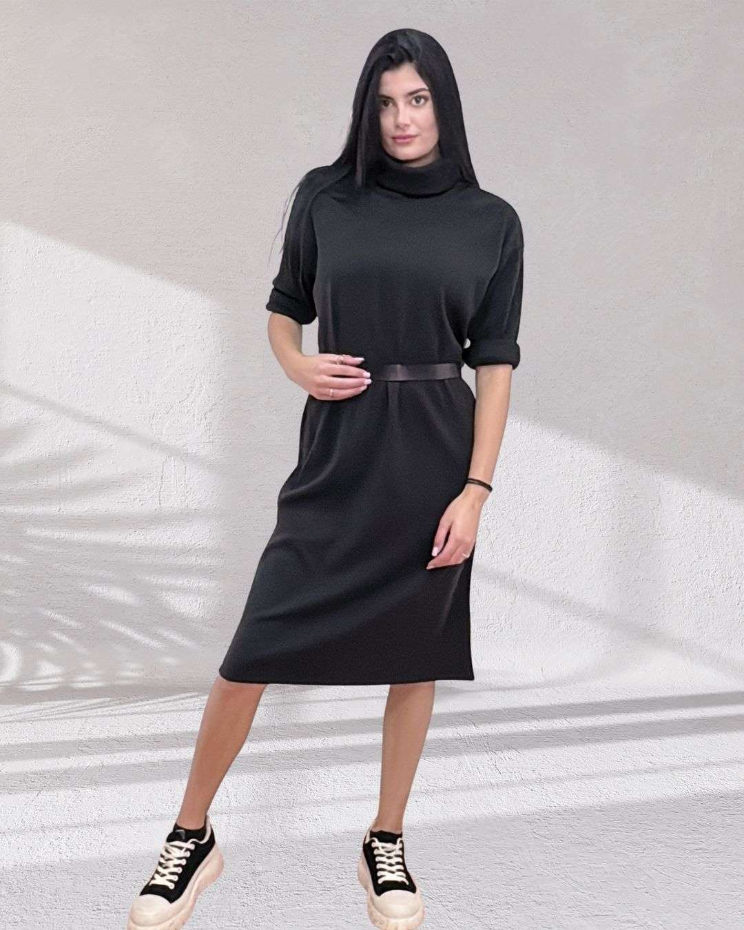 Casual Μακρύ φόρεμα με ζωνάκι Μαύρο Casual φόρεμα από ύφασμα κοτλέ σε ίσια γραμμή Διαθέτει ζωνάκι στη μέση για να τονίζει τη σιλουέτα Άνετη γραμμή, ιδανική για καθημερινές εμφανίσεις