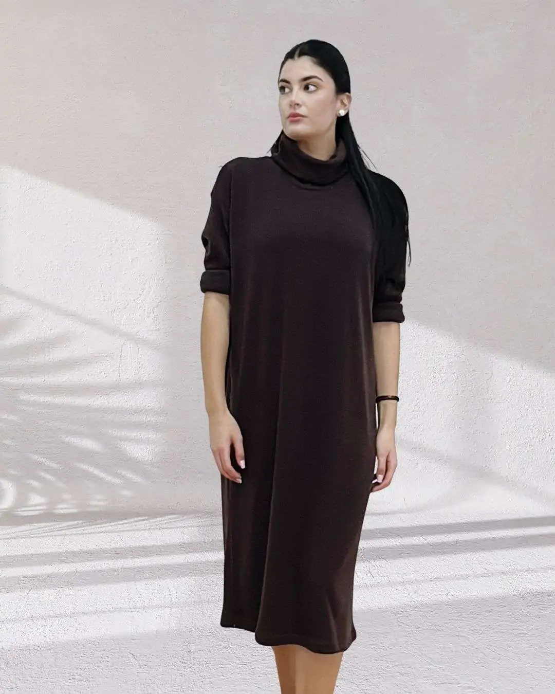 Casual Μακρύ φόρεμα με ζωνάκι Καφέ Σοκολά Casual φόρεμα από ύφασμα κοτλέ σε ίσια γραμμή Διαθέτει ζωνάκι στη μέση για να τονίζει τη σιλουέτα Άνετη γραμμή, ιδανική για καθημερινές εμφανίσεις