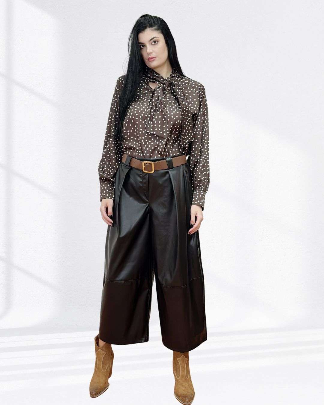 Δερματίνη παντελόνα με ζώνη Μαύρο ankle μήκος Απαλή ιταλική δερματίνη με άνετη εφαρμογή και με ζωνάκι για να τονίζει τη μέση Μήκος στον αστράγαλο για πιο κομψό, θηλυκό look Λάστιχο πίσω στη μέση για τέλεια εφαρμογή χωρίς πίεση και πλαϊνές τσέπες που προσθέτουν πρακτικότητα & στιλ