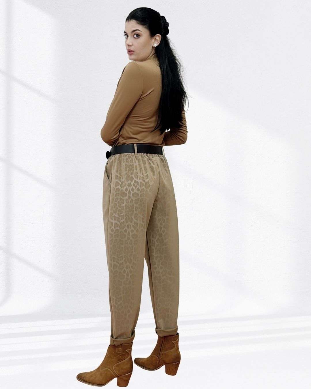 Παντελόνι σε Δερματίνη μουτον animal print με ζώνη Μπεζ Δερματίνη σαν βελούδο μουτόν με διακριτικό animal print, ιταλική με άνετη εφαρμογή και με ζωνάκι για να τονίζει τη μέση Λάστιχο στη μέση για τέλεια εφαρμογή χωρίς πίεση και πλαϊνές τσέπες που προσθέτουν πρακτικότητα & στιλ