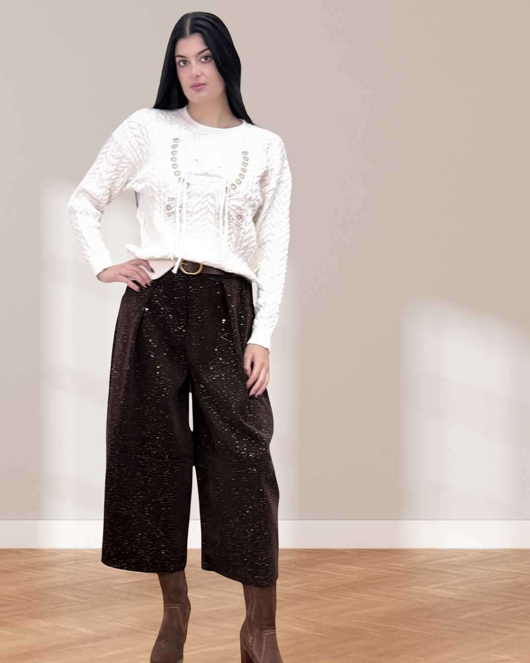 Σενίλ παντελόνα με strass Καφέ Σοκολά ankle μήκος Απαλή, άνετη και ρευστή γραμμή που χαρίζει κίνηση και θηλυκότητα. Strass που δίνουν λάμψη, Σενίλ με βελούδινη υφή, ιδανικό για βραδινά looks και chic all-day εμφανίσεις. Μήκος στον αστράγαλο για πιο κομψό μοντέρνο και θηλυκό look Λάστιχο πίσω στη μέση για τέλεια εφαρμογή, ζώνη και πλαϊνές τσέπες.