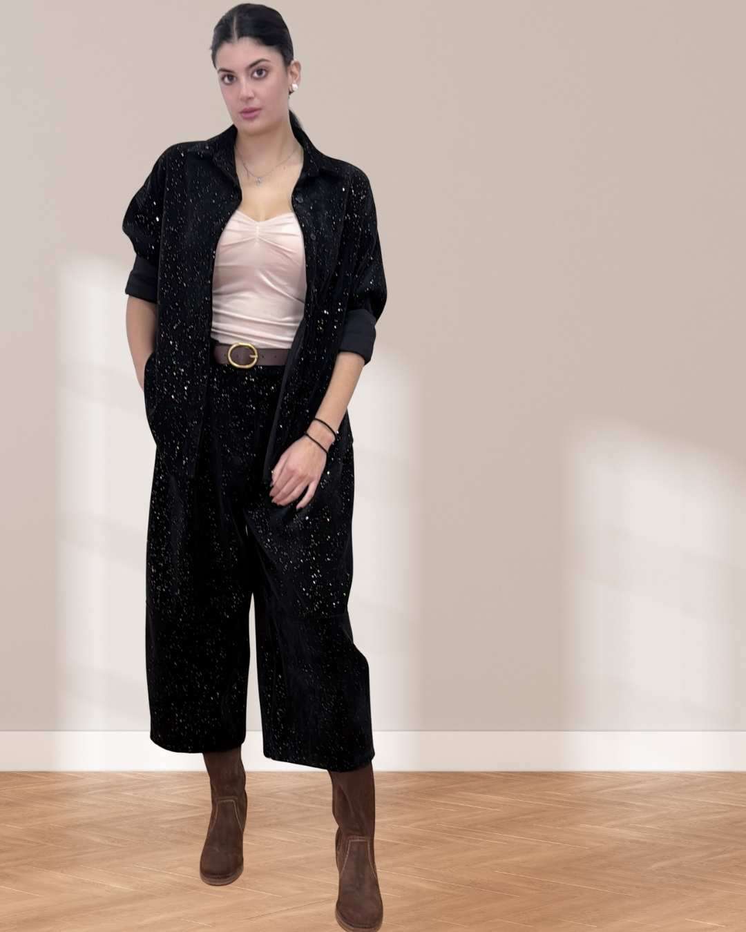 Σενίλ παντελόνα με strass Μαύρο ankle μήκος Απαλή, άνετη και ρευστή γραμμή που χαρίζει κίνηση και θηλυκότητα. Strass που δίνουν λάμψη, Σενίλ με βελούδινη υφή, ιδανικό για βραδινά looks και chic all-day εμφανίσεις. Μήκος στον αστράγαλο για πιο κομψό μοντέρνο και θηλυκό look Λάστιχο πίσω στη μέση για τέλεια εφαρμογή, ζώνη και πλαϊνές τσέπες.