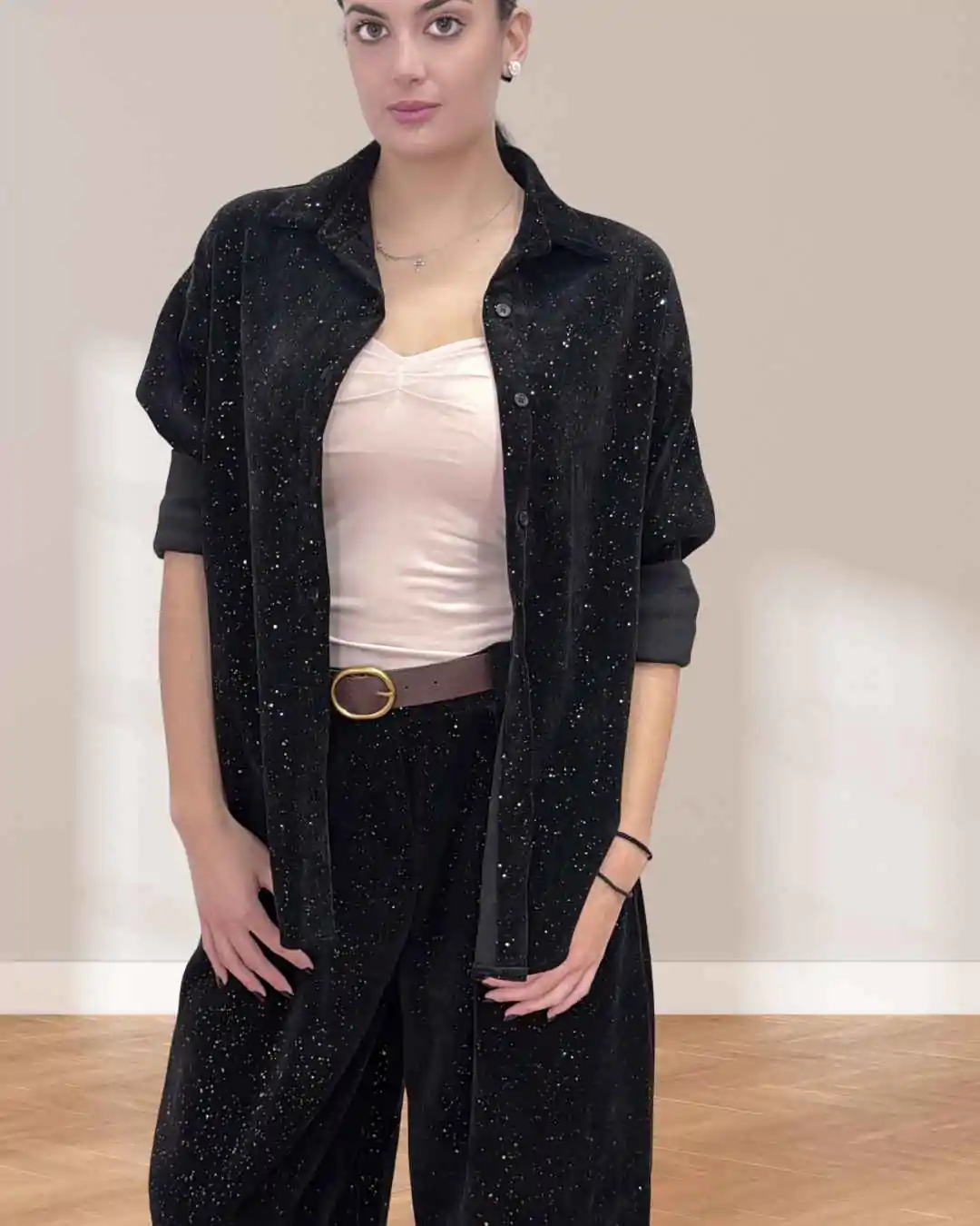 Σενίλ Πουκάμισο με strass Μαύρο Κομψό μαύρο πουκάμισο από σενίλ ύφασμα.. Strass που δίνουν λάμψη, Σενίλ με βελούδινη υφή, ιδανικό για βραδινά looks και chic all-day εμφανίσεις.