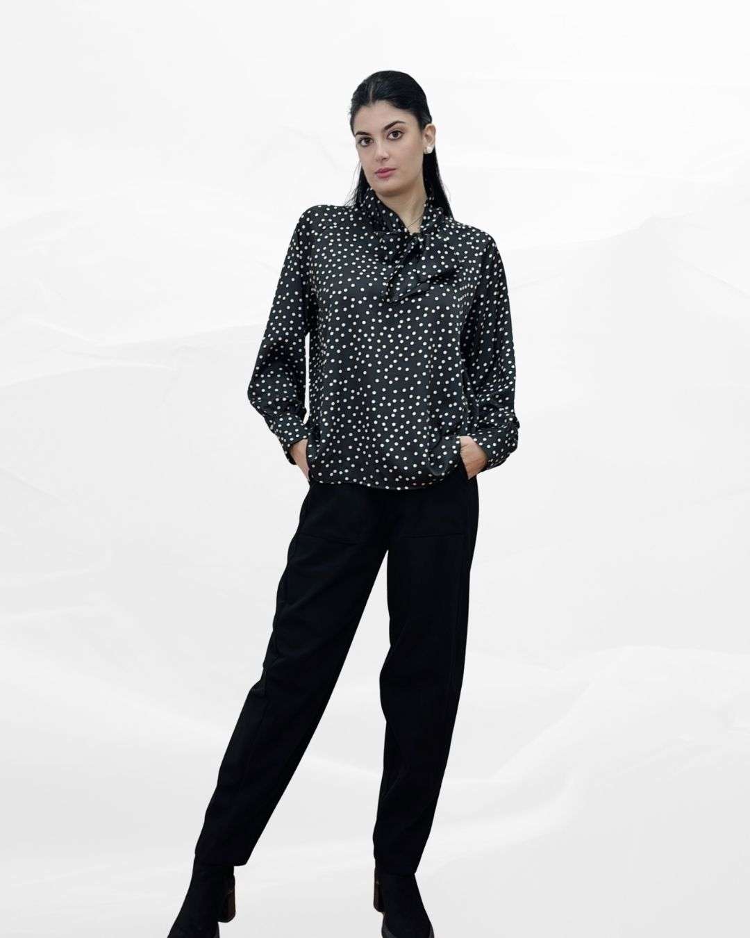 Ψηλόμεσο κοτλέ Παντελόνι με Ζώνη Μαύρο Μαλακό κοτλέ με διακριτική υφή – ιδανικό για φθινοπωρινά & χειμερινά looks. Λάστιχο στη μέση για άνετη εφαρμογή, πλαϊνές τσέπες &  ζώνη στη μέση.