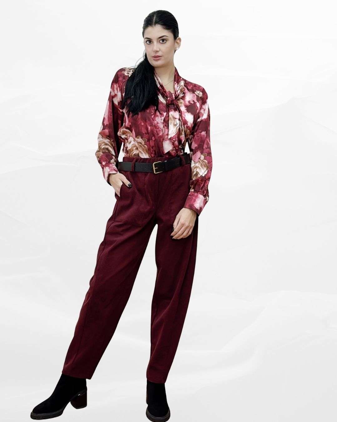 Ψηλόμεσο κοτλέ Παντελόνι με Ζώνη Μπορντό Μαλακό κοτλέ με διακριτική υφή – ιδανικό για φθινοπωρινά & χειμερινά looks. Λάστιχο στη μέση για άνετη εφαρμογή, πλαϊνές τσέπες &  ζώνη στη μέση.