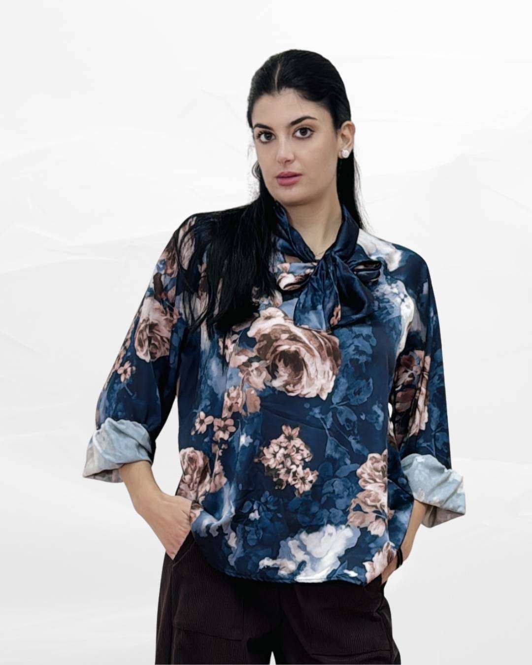 Μπλούζα με Μανσέτα & Γραβάτα-Φιόγκο Flower Μπλε Φαρδιά γραμμή για άνετη εφαρμογή και minimal chic αποτέλεσμα σε σταθερό ύφασμα Κομψή μανσέτα πουκαμίσου στο τελείωμα των μανικιών και Γραβάτα στο λαιμό που δένει σε φιόγκο για ρομαντικό touch