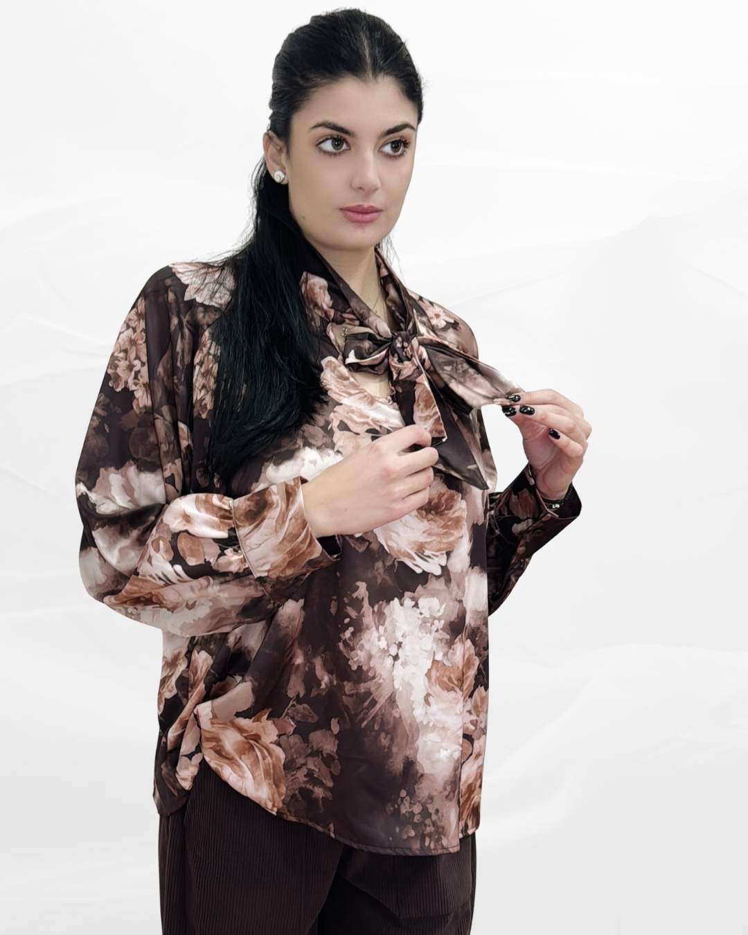 Μπλούζα με Μανσέτα & Γραβάτα-Φιόγκο Flower Καφέ Φαρδιά γραμμή για άνετη εφαρμογή και minimal chic αποτέλεσμα σε σταθερό ύφασμα Κομψή μανσέτα πουκαμίσου στο τελείωμα των μανικιών και Γραβάτα στο λαιμό που δένει σε φιόγκο για ρομαντικό touch