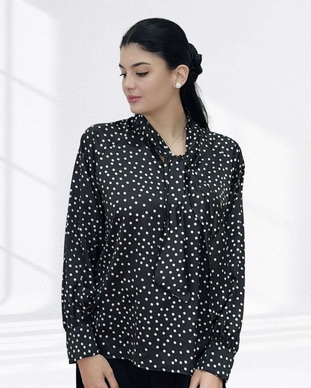 Πουά Μπλούζα με Μανσέτα & Γραβάτα-Φιόγκο Μαύρο Φαρδιά γραμμή για άνετη εφαρμογή και minimal chic αποτέλεσμα σε σταθερό ύφασμα Κομψή μανσέτα πουκαμίσου στο τελείωμα των μανικιών και Γραβάτα στο λαιμό που δένει σε φιόγκο για ρομαντικό touch