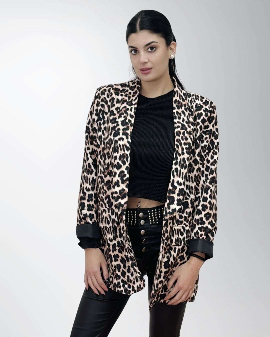 Μακρύ σακάκι animal print Μακρύ σακάκι σε εντυπωσιακό animal print για statement εμφανίσεις Εσωτερικά φοδραρισμένο για άνεση και σταθερή εφαρμογή Μακρύ πέτο που προσθέτει κομψότητα και κλασική γραμμή Διακριτικές βάτες στους ώμους για σωστή δομή και άρτιο fall Καλύπτει στήθος μέχρι 115-120 εκ και έχει μήκος 79 εκ. από τον ώμο Made in Italy