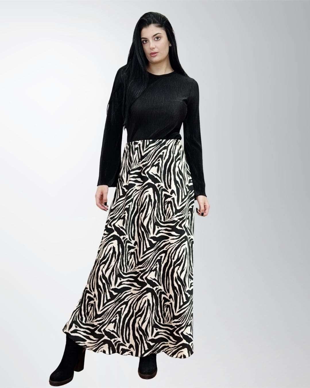 Maxi σατέν φούστα animal print Εκρού/Μαύρο Maxi σατέν φούστα σε εντυπωσιακό animal print για θηλυκή, δυναμική εμφάνιση Μαλακή σατέν υφή που προσφέρει ανάλαφρη κίνηση και κομψή λάμψη Λάστιχο στη μέση για άνετη εφαρμογή και ευκολία στο φόρεμα Καλύπτει μέση 110εκ Περιφέρεια 135εκ Μήκος 105Made in Italy