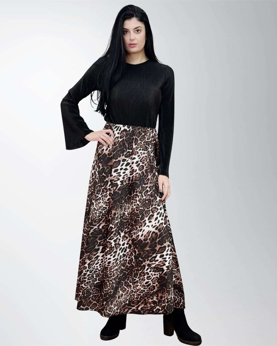 Maxi σατέν φούστα animal print Καφέ/Μαύρο Maxi σατέν φούστα σε εντυπωσιακό animal print για θηλυκή, δυναμική εμφάνιση Μαλακή σατέν υφή που προσφέρει ανάλαφρη κίνηση και κομψή λάμψη Λάστιχο στη μέση για άνετη εφαρμογή και ευκολία στο φόρεμα Καλύπτει μέση 110εκ Περιφέρεια 135εκ Μήκος 105Made in Italy